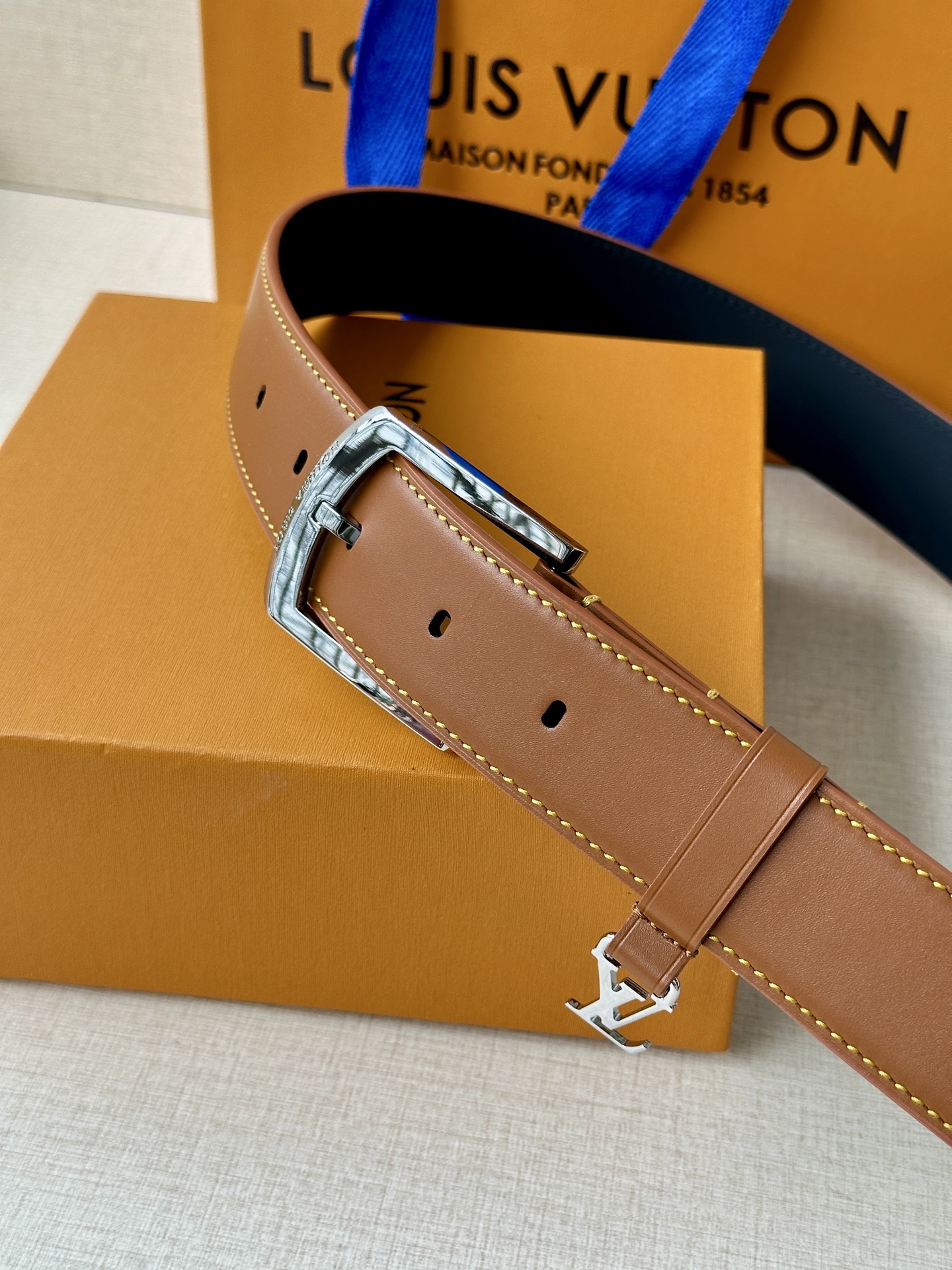 Louis Vuitton Lv3 4宽 Everyday Pin 腰带为光滑皮革融入路易威登铭纹黄铜搭扣