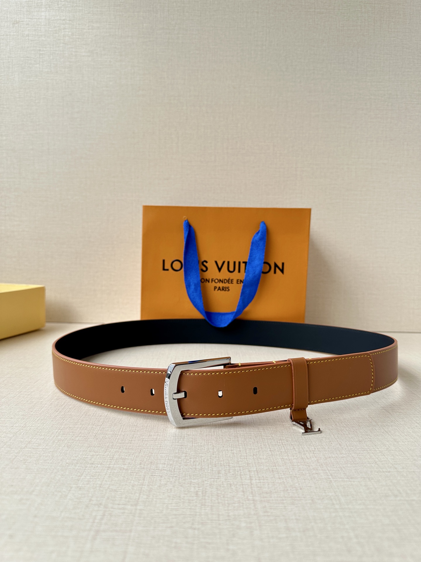 Louis Vuitton Lv3 4宽 Everyday Pin 腰带为光滑皮革融入路易威登铭纹黄铜搭扣