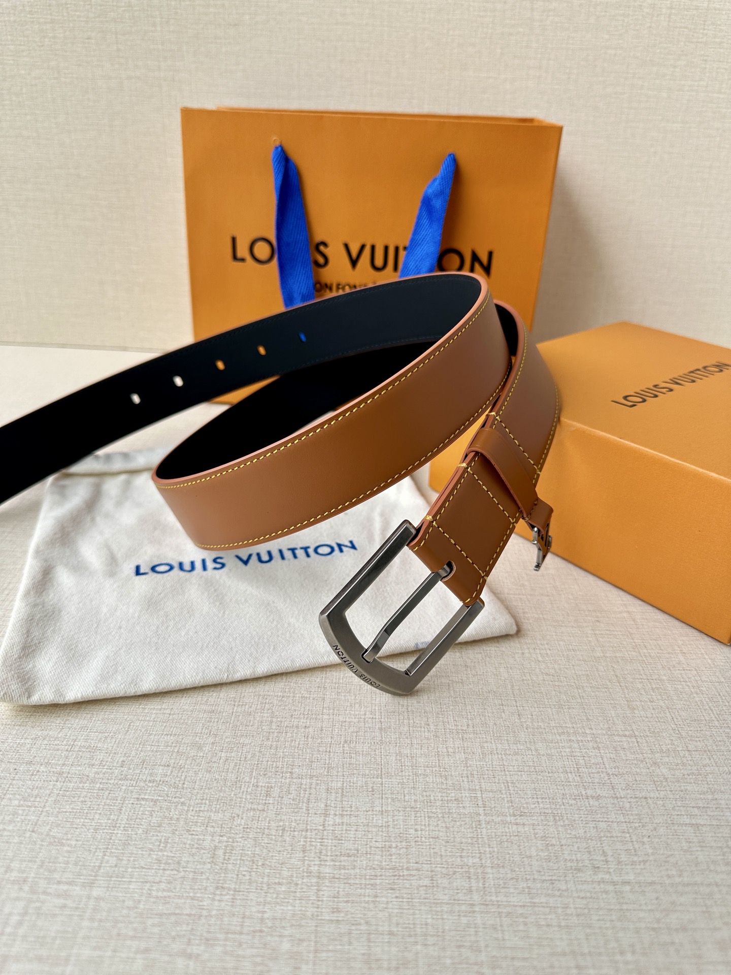 Louis Vuitton Lv3 4宽 Everyday Pin 腰带为光滑皮革融入路易威登铭纹黄铜搭扣