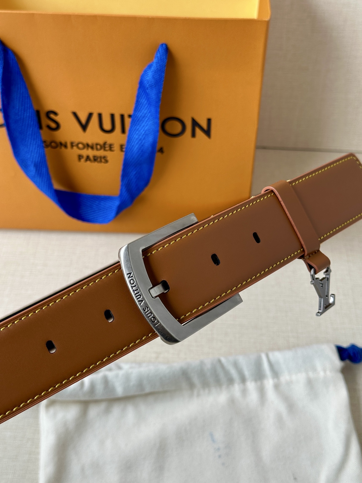 Louis Vuitton Lv3 4宽 Everyday Pin 腰带为光滑皮革融入路易威登铭纹黄铜搭扣
