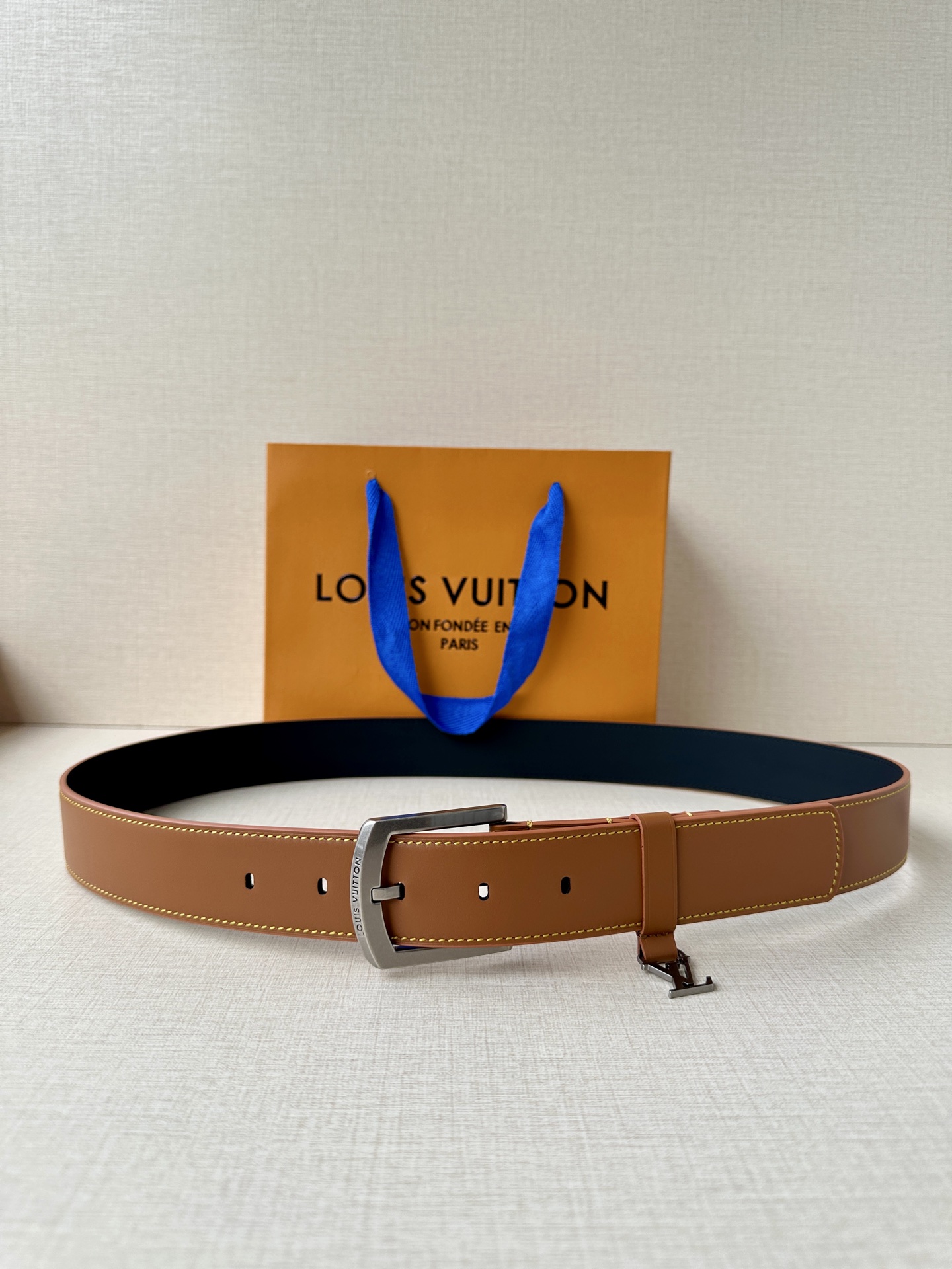 Louis Vuitton Lv3 4宽 Everyday Pin 腰带为光滑皮革融入路易威登铭纹黄铜搭扣