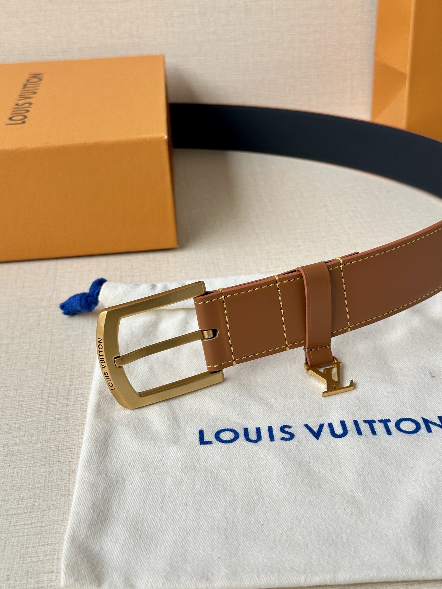 Louis Vuitton Lv3 4宽 Everyday Pin 腰带为光滑皮革融入路易威登铭纹黄铜搭扣