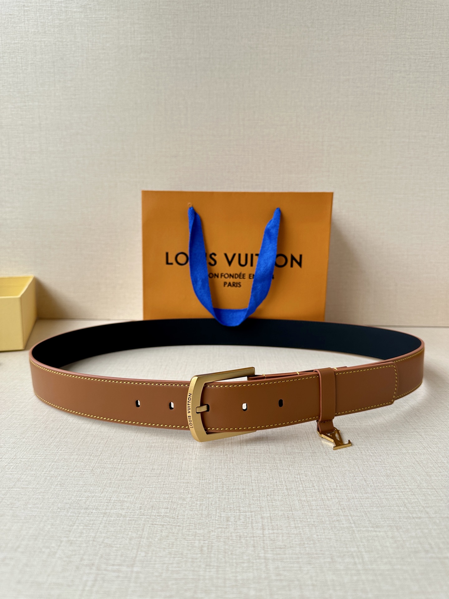 Louis Vuitton Lv3 4宽 Everyday Pin 腰带为光滑皮革融入路易威登铭纹黄铜搭扣