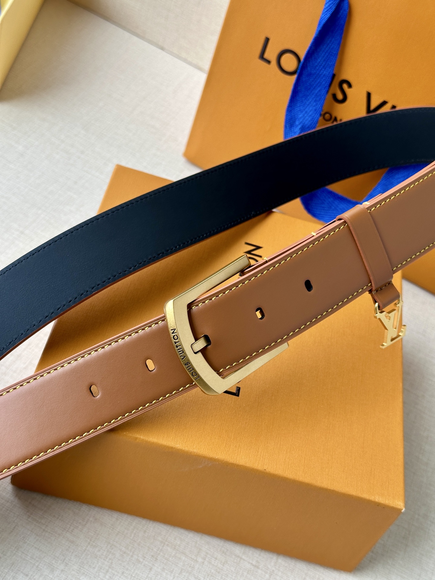 Louis Vuitton Lv3 4宽 Everyday Pin 腰带为光滑皮革融入路易威登铭纹黄铜搭扣