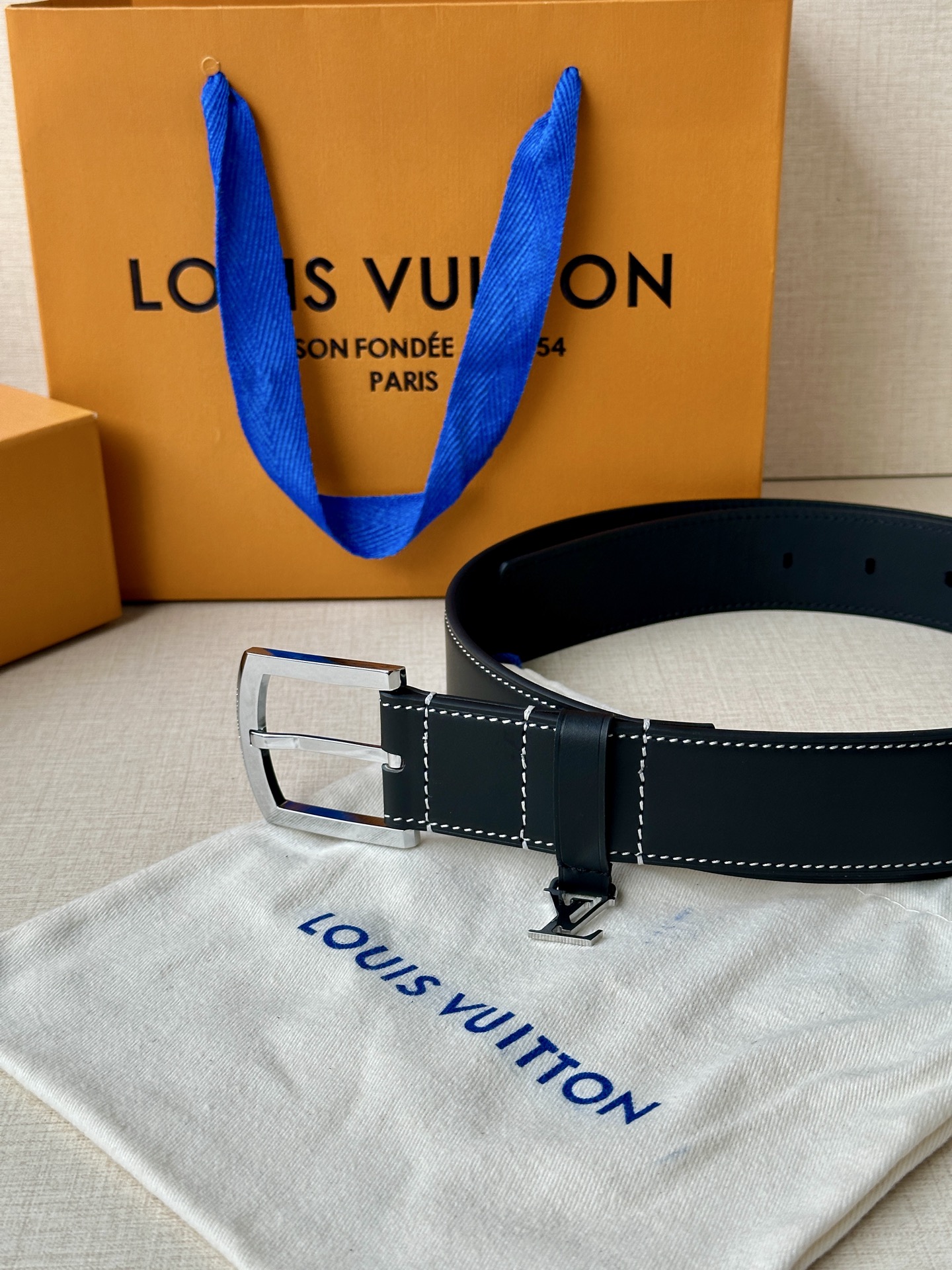 Louis Vuitton Lv3 4宽 Everyday Pin 腰带为光滑皮革融入路易威登铭纹黄铜搭扣