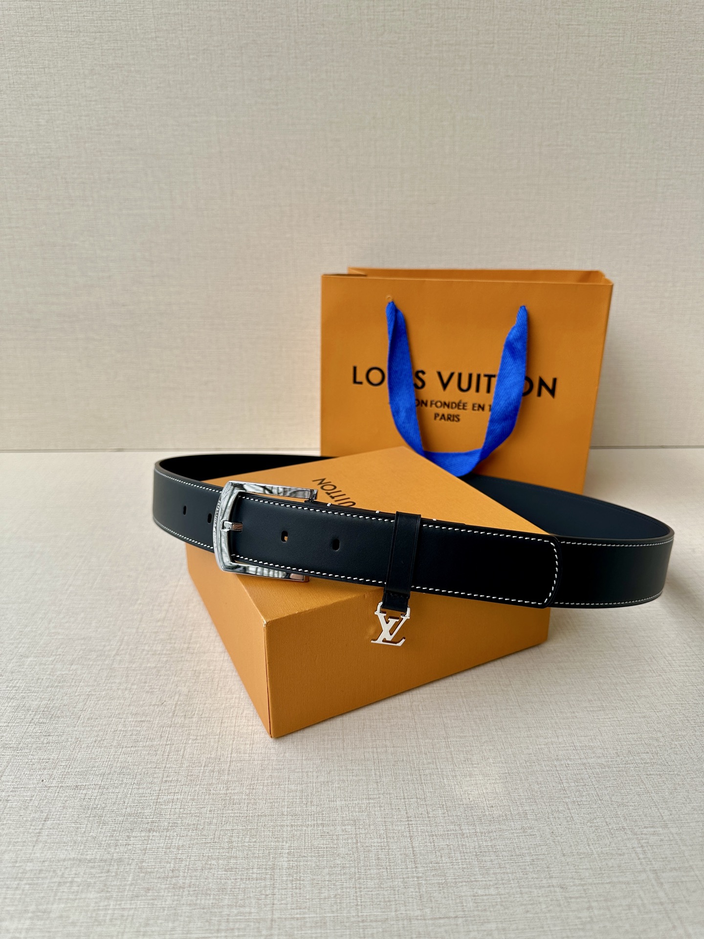 Louis Vuitton Lv3 4宽 Everyday Pin 腰带为光滑皮革融入路易威登铭纹黄铜搭扣