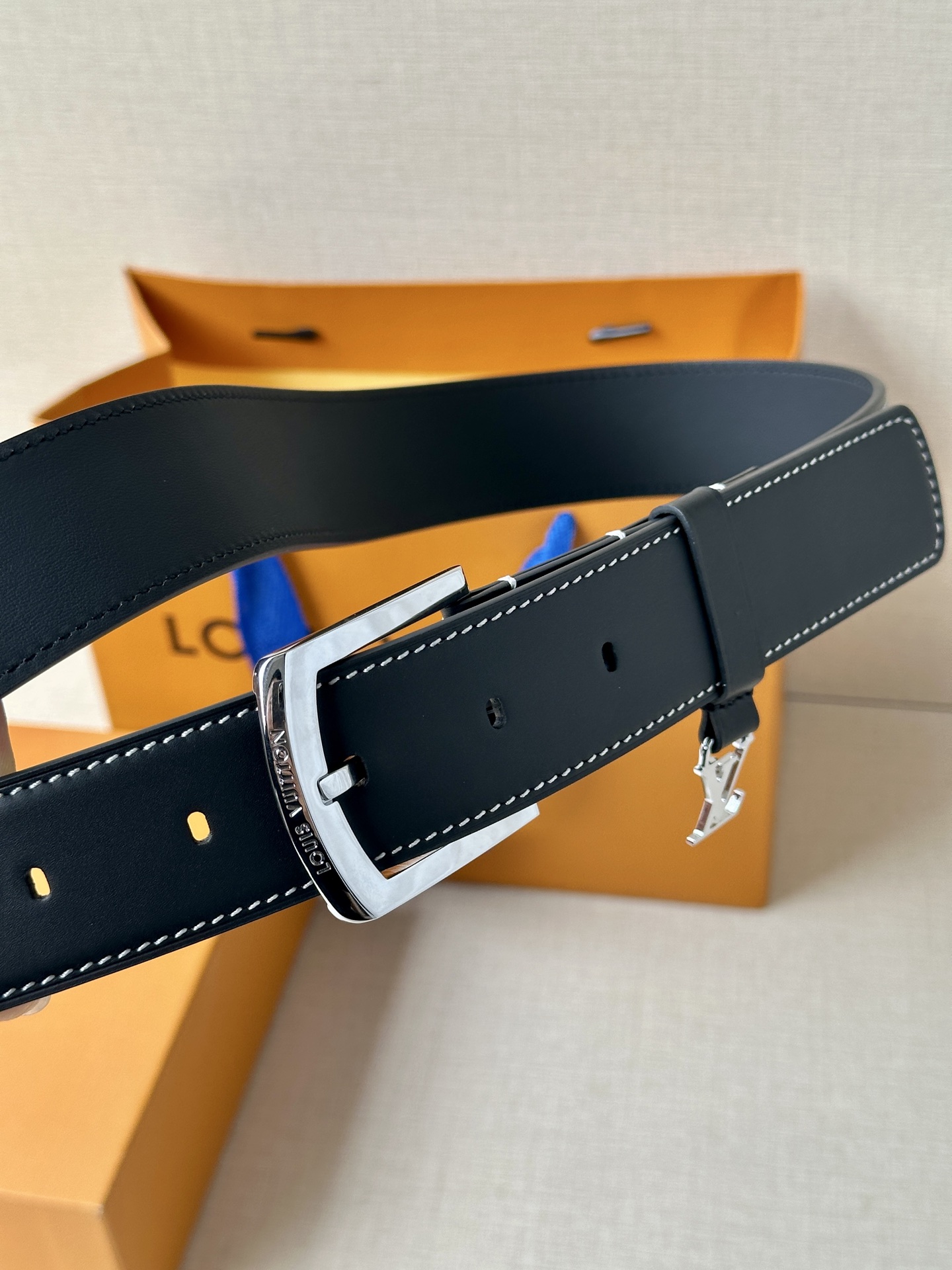 Louis Vuitton Lv3 4宽 Everyday Pin 腰带为光滑皮革融入路易威登铭纹黄铜搭扣