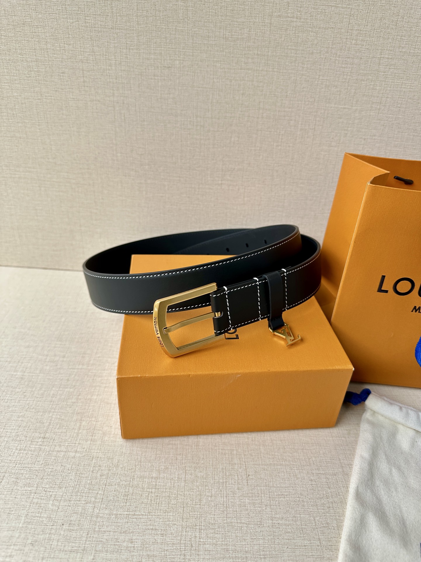 Louis Vuitton Lv3 4宽 Everyday Pin 腰带为光滑皮革融入路易威登铭纹黄铜搭扣