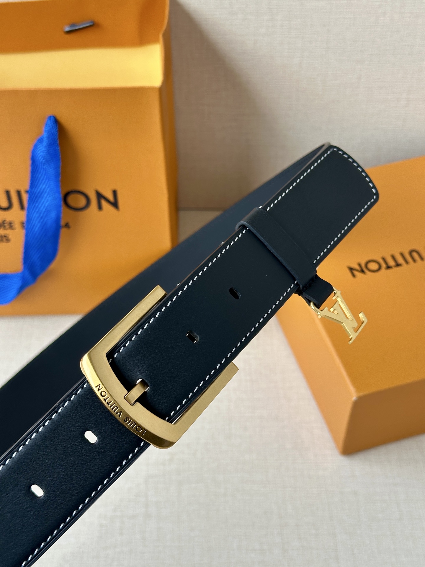 Louis Vuitton Lv3 4宽 Everyday Pin 腰带为光滑皮革融入路易威登铭纹黄铜搭扣