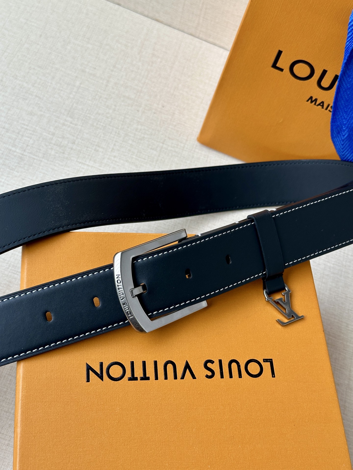 Louis Vuitton Lv3 4宽 Everyday Pin 腰带为光滑皮革融入路易威登铭纹黄铜搭扣