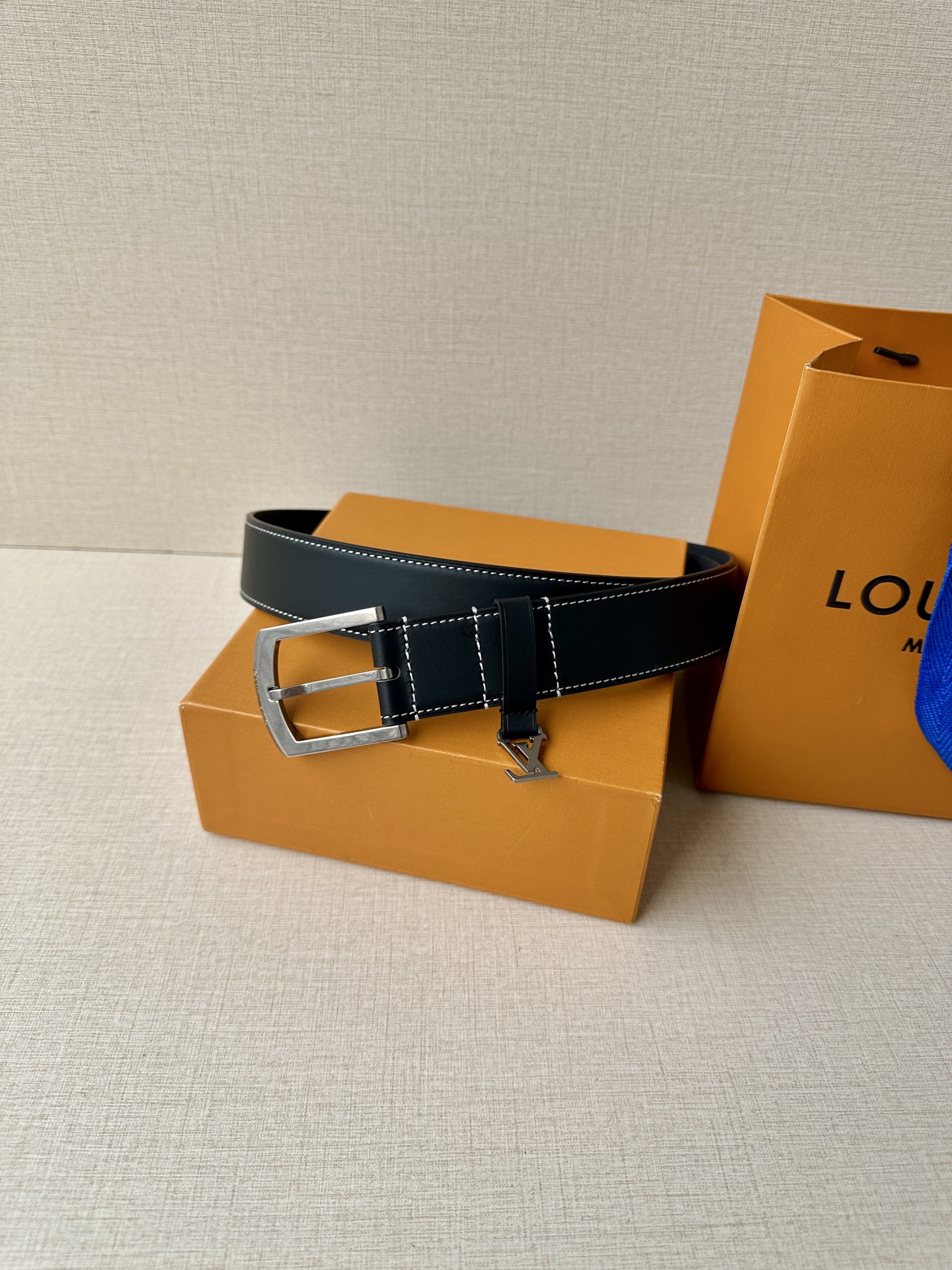 Louis Vuitton Lv3 4宽 Everyday Pin 腰带为光滑皮革融入路易威登铭纹黄铜搭扣