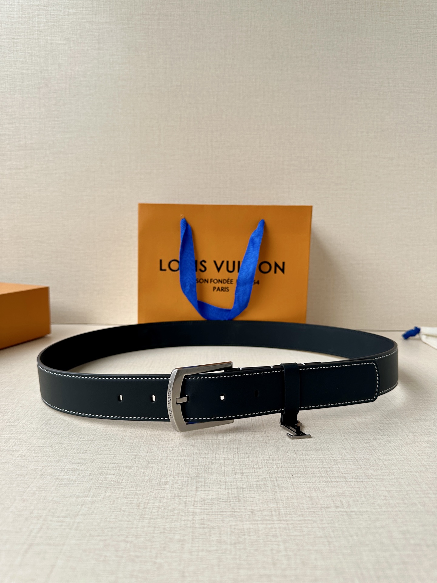 Louis Vuitton Lv3 4宽 Everyday Pin 腰带为光滑皮革融入路易威登铭纹黄铜搭扣