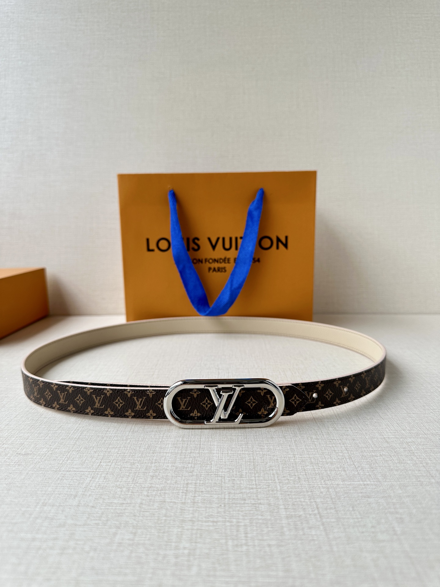 NO:140336,Original single 2.0 wide LV Iconic belt brings modern charm to traditional elements. Slim size can be worn through the belt ring or the waistline is closed separately. The Iconic buckle reveals elegant style, and the double-sided design allows for more styling possibilities. The belt, louis vuitton19860909原单 2.0宽本款 LV Iconic 腰带令传统元素焕现摩登魅力.纤细尺寸可穿过束带圈或单独收拢腰线,Iconic 搭扣流露优雅格调,双面设计实现更多造型可能,皮带,louis vuitton,Belt
