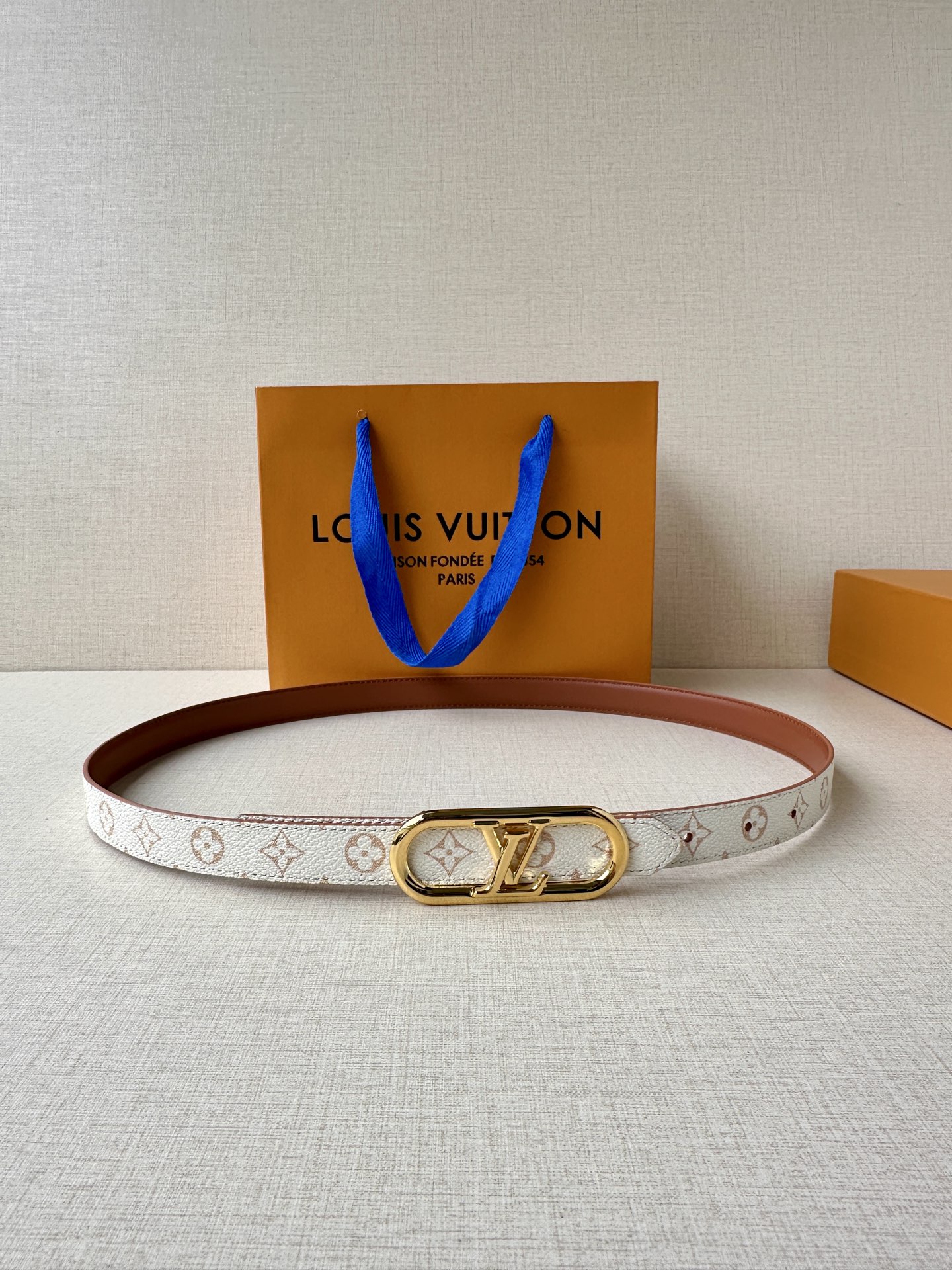 NO:140340,Original single 2.0 wide LV Iconic belt brings modern charm to traditional elements. Slim size can be worn through the belt ring or the waistline is closed separately. The Iconic buckle reveals elegant style, and the double-sided design allows for more styling possibilities. The belt, louis vuitton19860909原单 2.0宽本款 LV Iconic 腰带令传统元素焕现摩登魅力.纤细尺寸可穿过束带圈或单独收拢腰线,Iconic 搭扣流露优雅格调,双面设计实现更多造型可能,皮带,louis vuitton,Belt