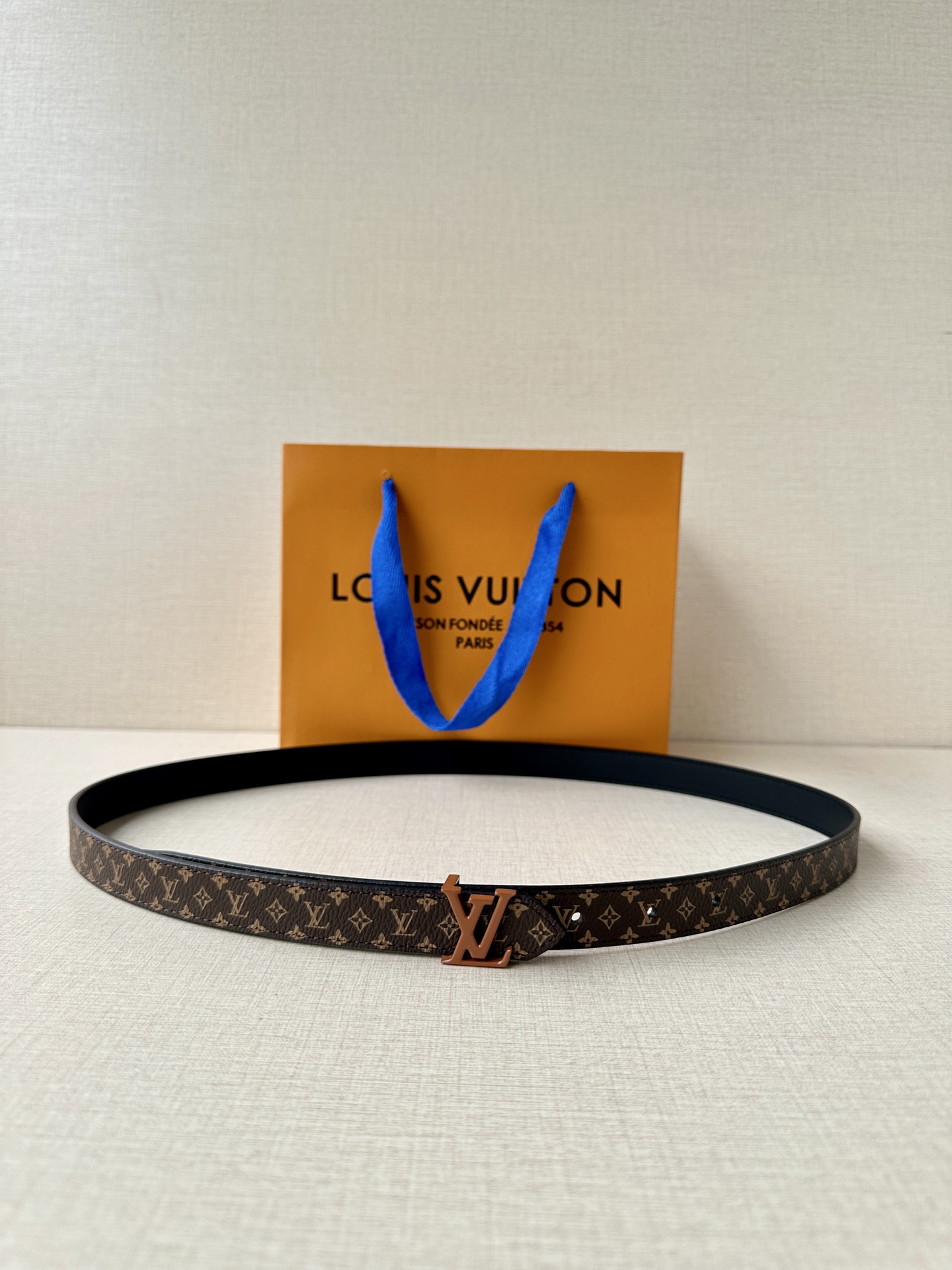 NO:140346,Original list This 2.0-width LV Iconic belt brings modern charm to traditional elements. Slim size can be worn through the belt ring or the waistline is closed separately. The Iconic buckle reveals elegant style, and the double-sided design achieves more shapes. Monogram canvas one side leather metal parts LV new painted buckle, belt, louis vuitton19860909原单 本款 2.0宽 LV Iconic 腰带令传统元素焕现摩登魅力.纤细尺寸可穿过束带圈或单独收拢腰线,Iconic 搭扣流露优雅格调,双面设计实现更多造型可能一面 Monogram 帆布一面皮革金属件LV 新款烤漆扣搭扣,皮带,louis vuitton,Belt