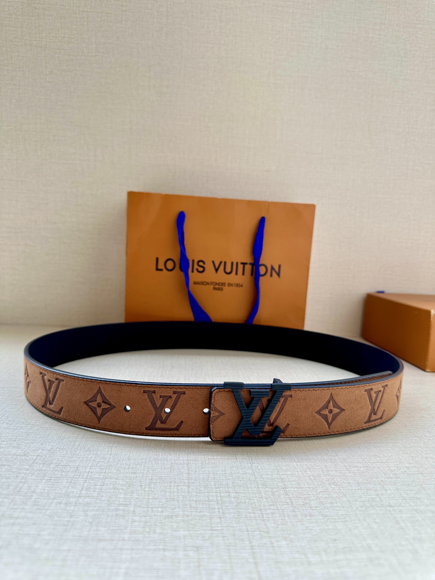  本款3.4宽 LV Initiales 双面腰带选用崭新皮革，以丰盈触感演绎 翻转即见老花压纹。金属 