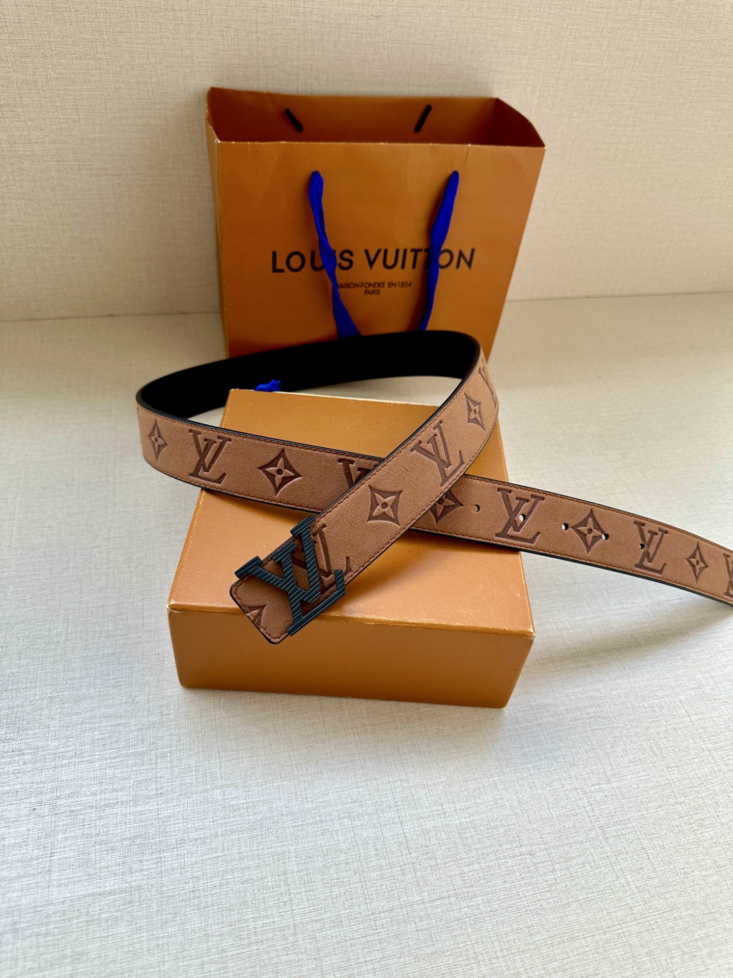  本款3.4宽 LV Initiales 双面腰带选用崭新皮革，以丰盈触感演绎 翻转即见老花压纹。金属 