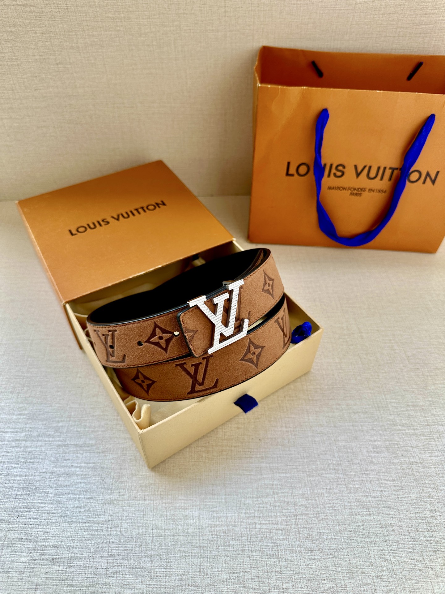  本款3.4宽 LV Initiales 双面腰带选用崭新皮革，以丰盈触感演绎 翻转即见老花压纹。金属 