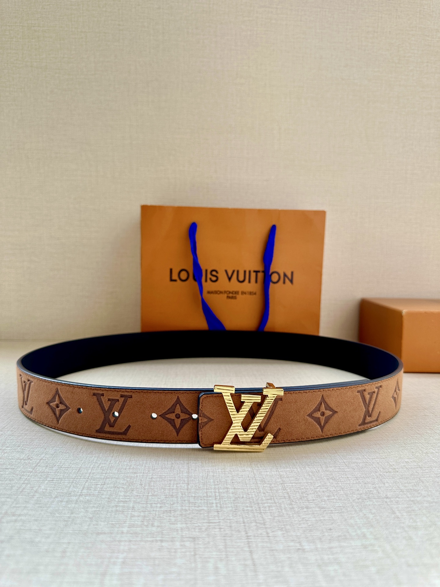  本款3.4宽 LV Initiales 双面腰带选用崭新皮革，以丰盈触感演绎 翻转即见老花压纹。金属 