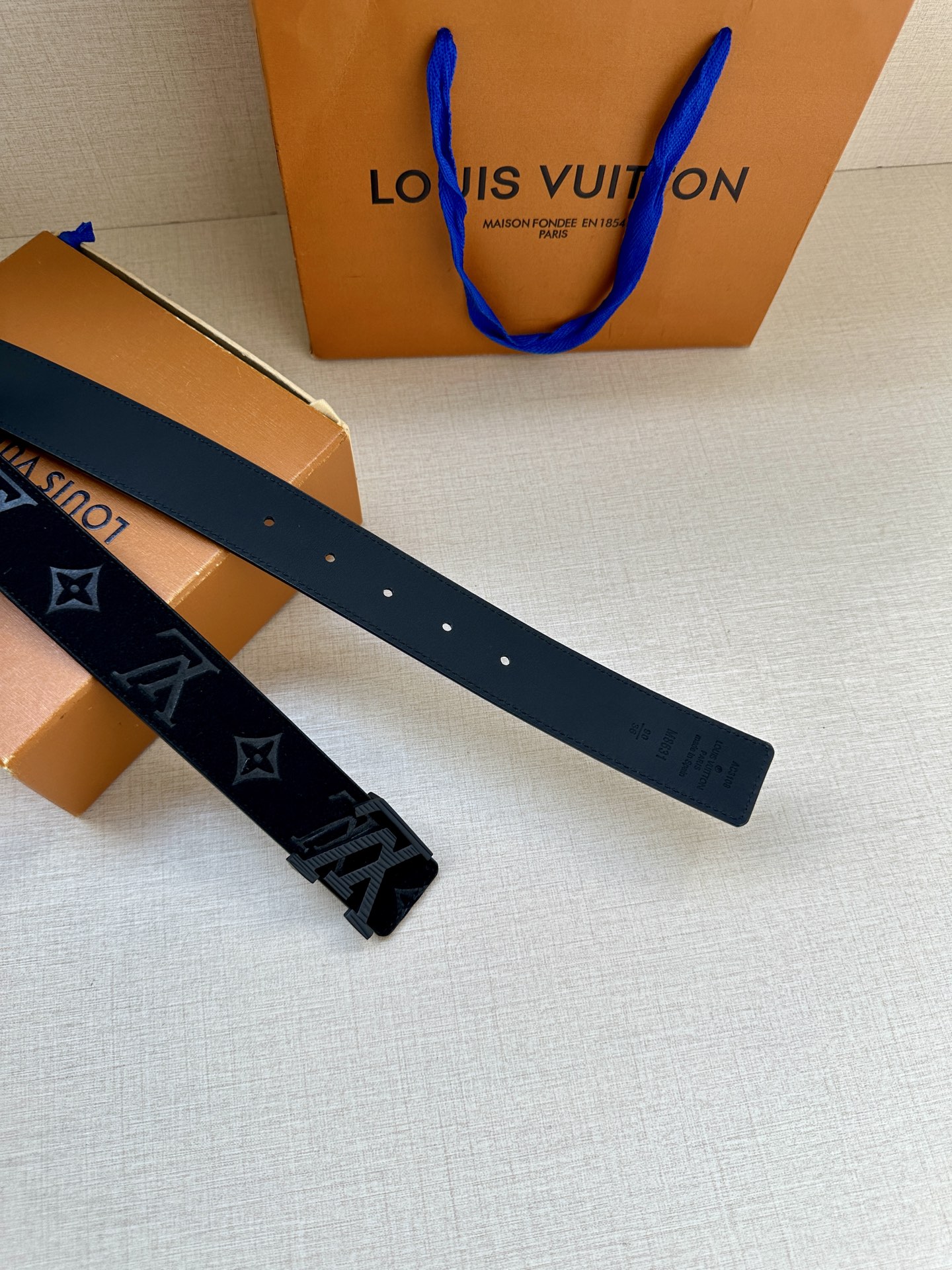  本款3.4宽 LV Initiales 双面腰带选用崭新皮革，以丰盈触感演绎 翻转即见老花压纹。金属 