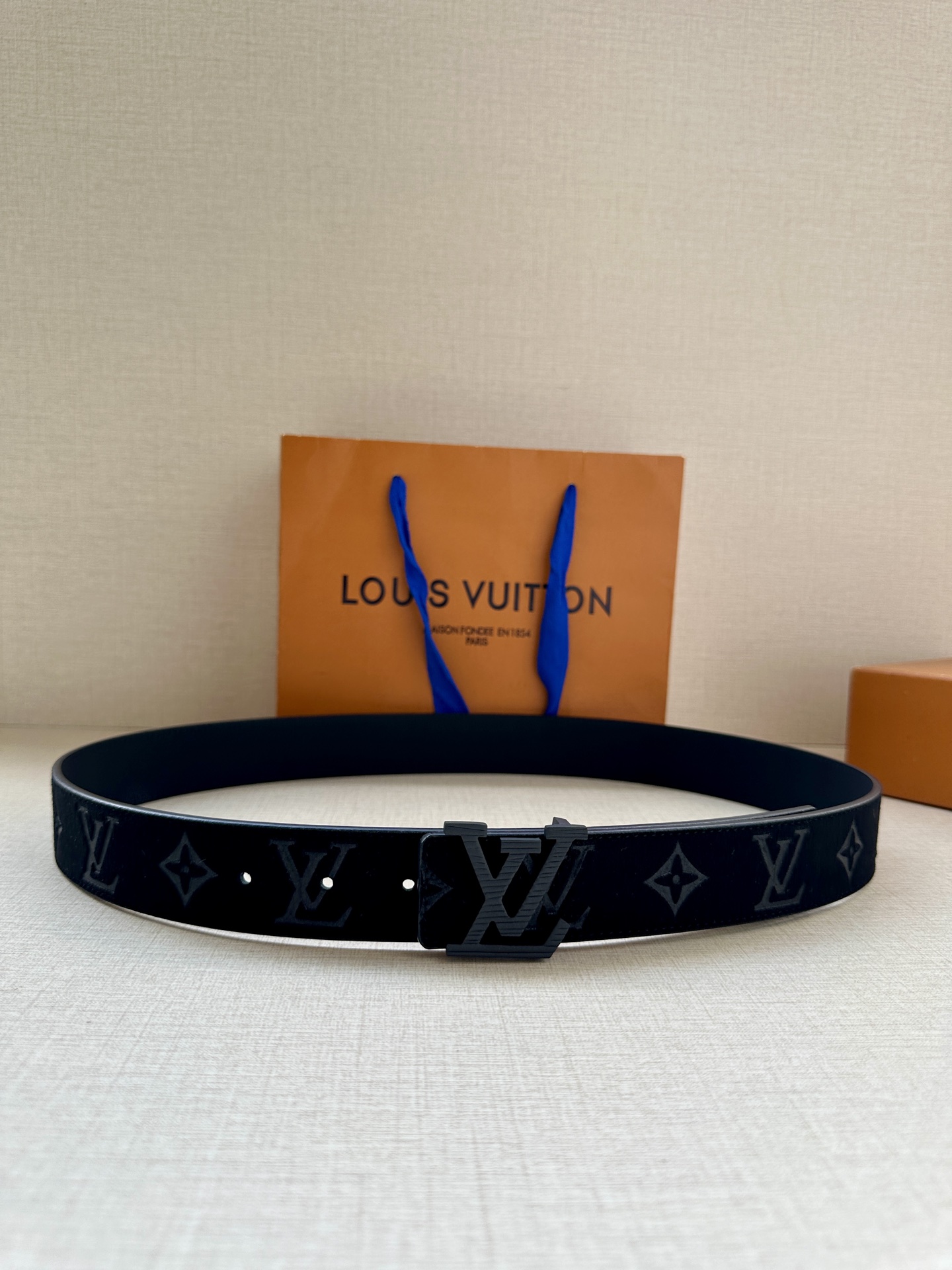  本款3.4宽 LV Initiales 双面腰带选用崭新皮革，以丰盈触感演绎 翻转即见老花压纹。金属 