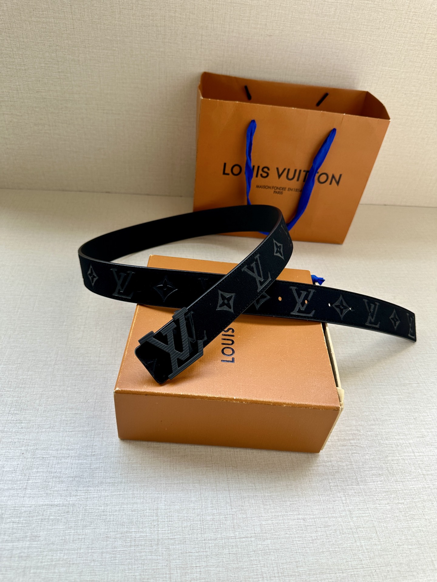  本款3.4宽 LV Initiales 双面腰带选用崭新皮革，以丰盈触感演绎 翻转即见老花压纹。金属 