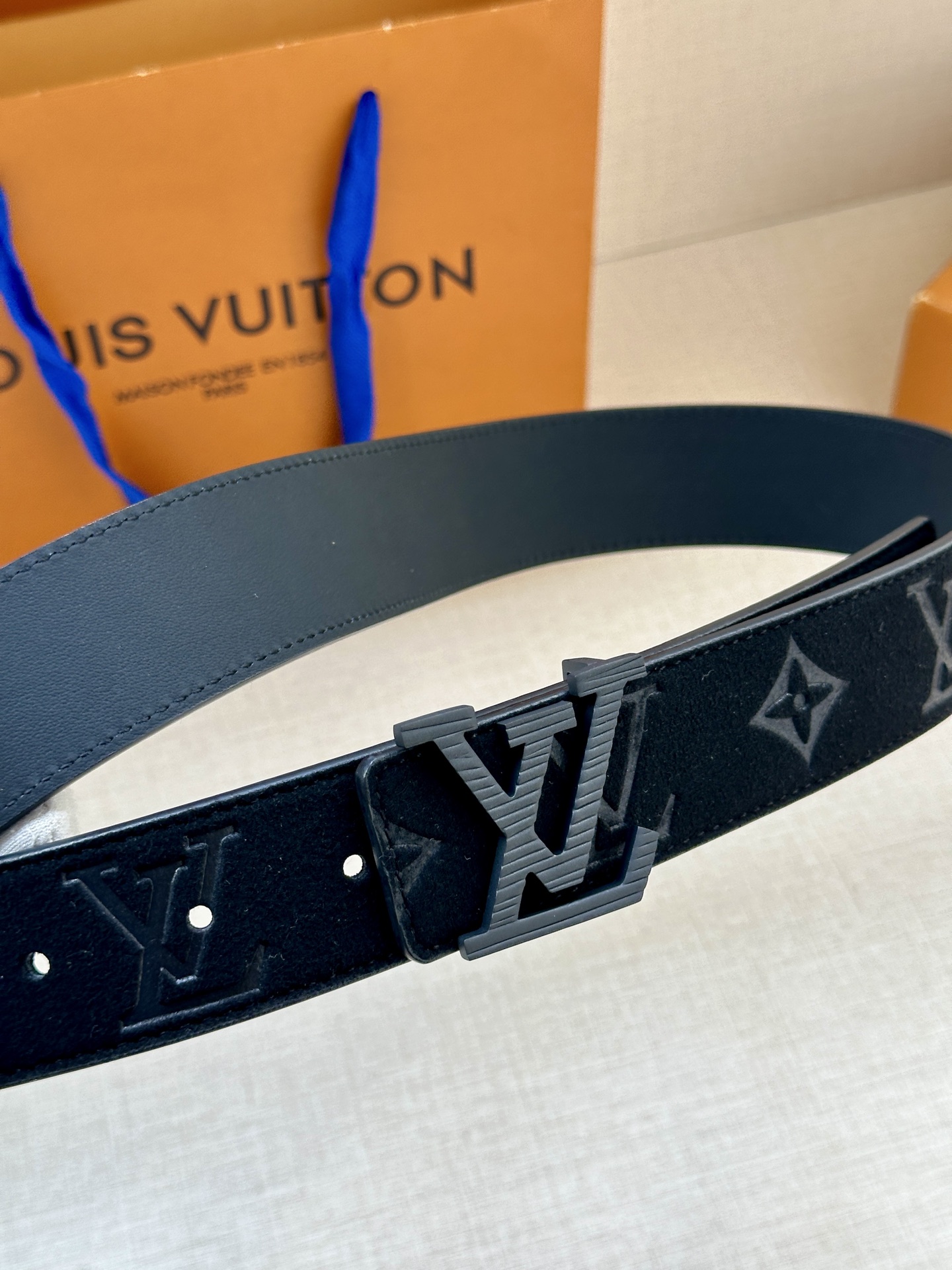  本款3.4宽 LV Initiales 双面腰带选用崭新皮革，以丰盈触感演绎 翻转即见老花压纹。金属 