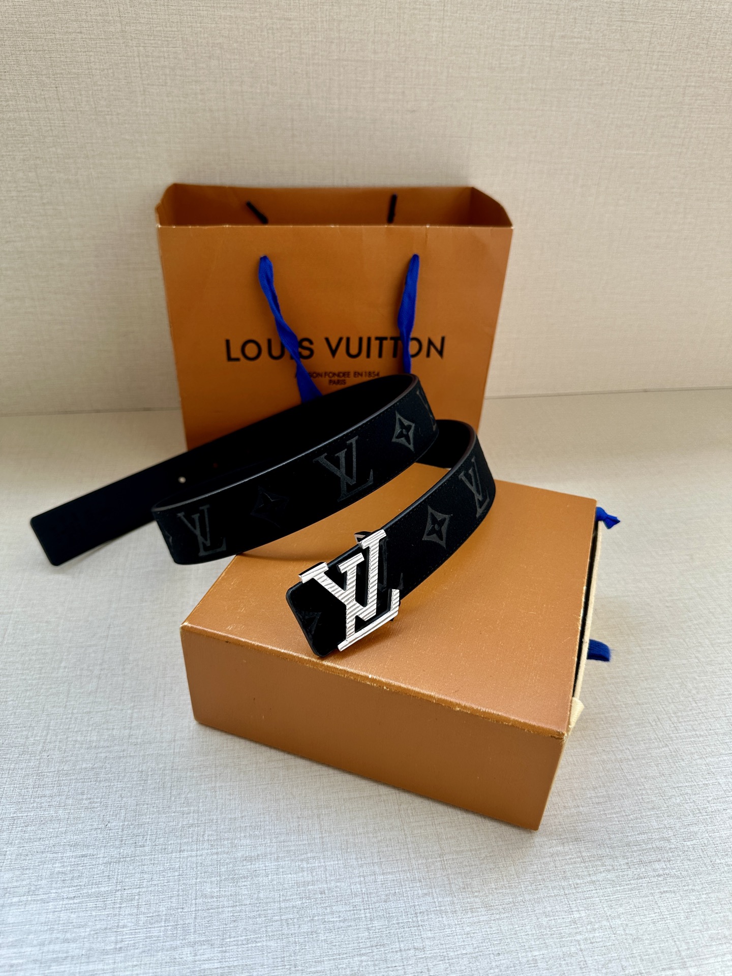  本款3.4宽 LV Initiales 双面腰带选用崭新皮革，以丰盈触感演绎 翻转即见老花压纹。金属 