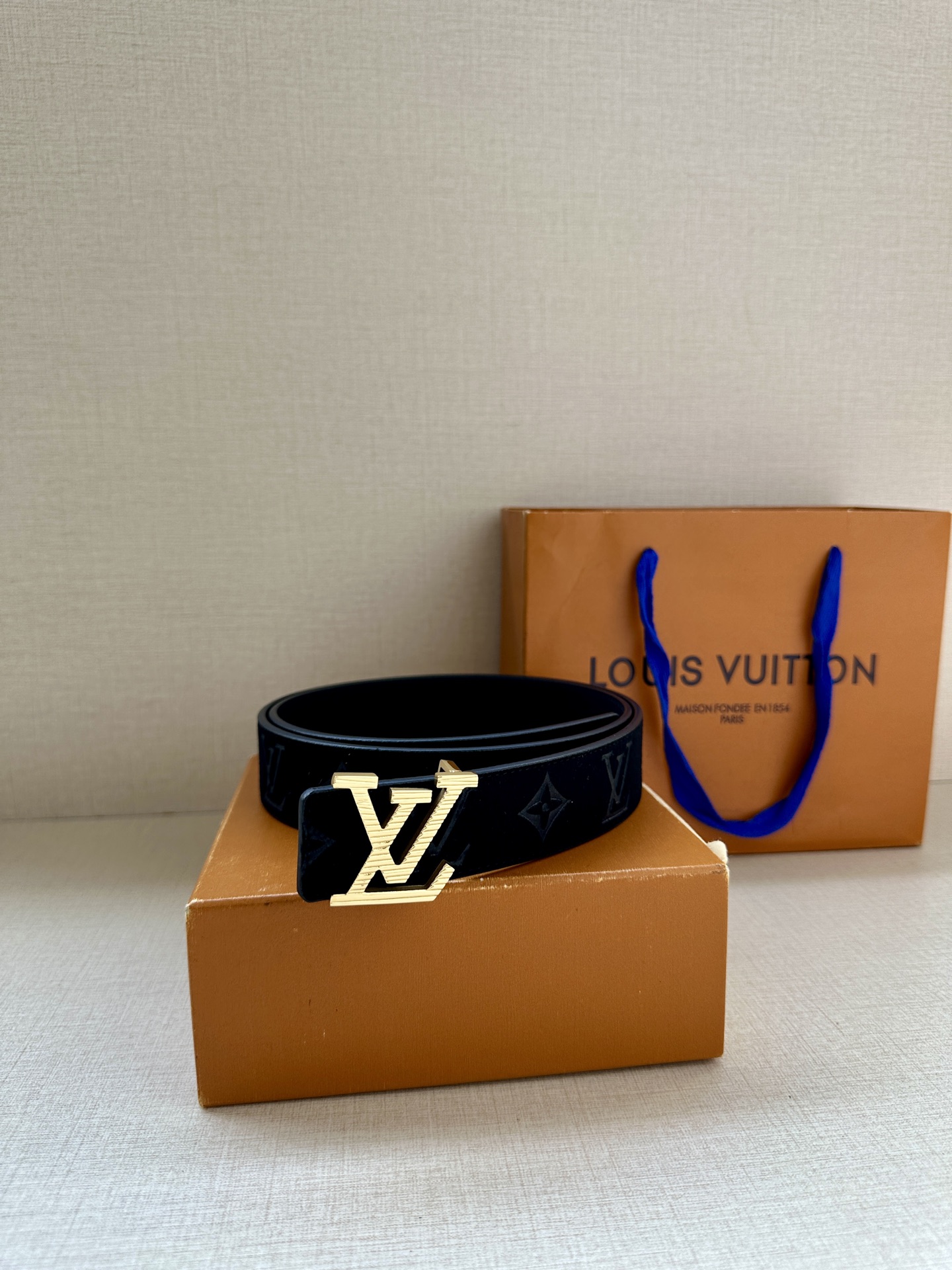  本款3.4宽 LV Initiales 双面腰带选用崭新皮革，以丰盈触感演绎 翻转即见老花压纹。金属 