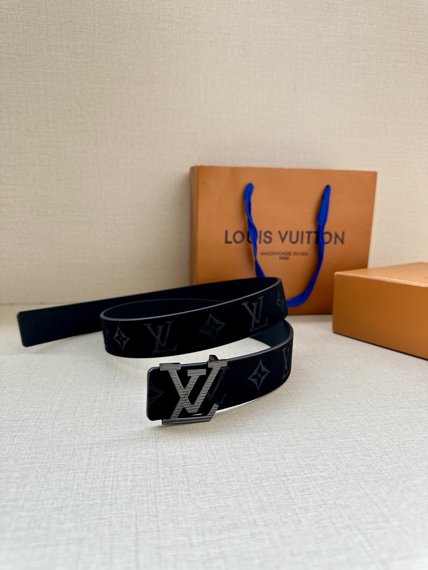  本款3.4宽 LV Initiales 双面腰带选用崭新皮革，以丰盈触感演绎 翻转即见老花压纹。金属 