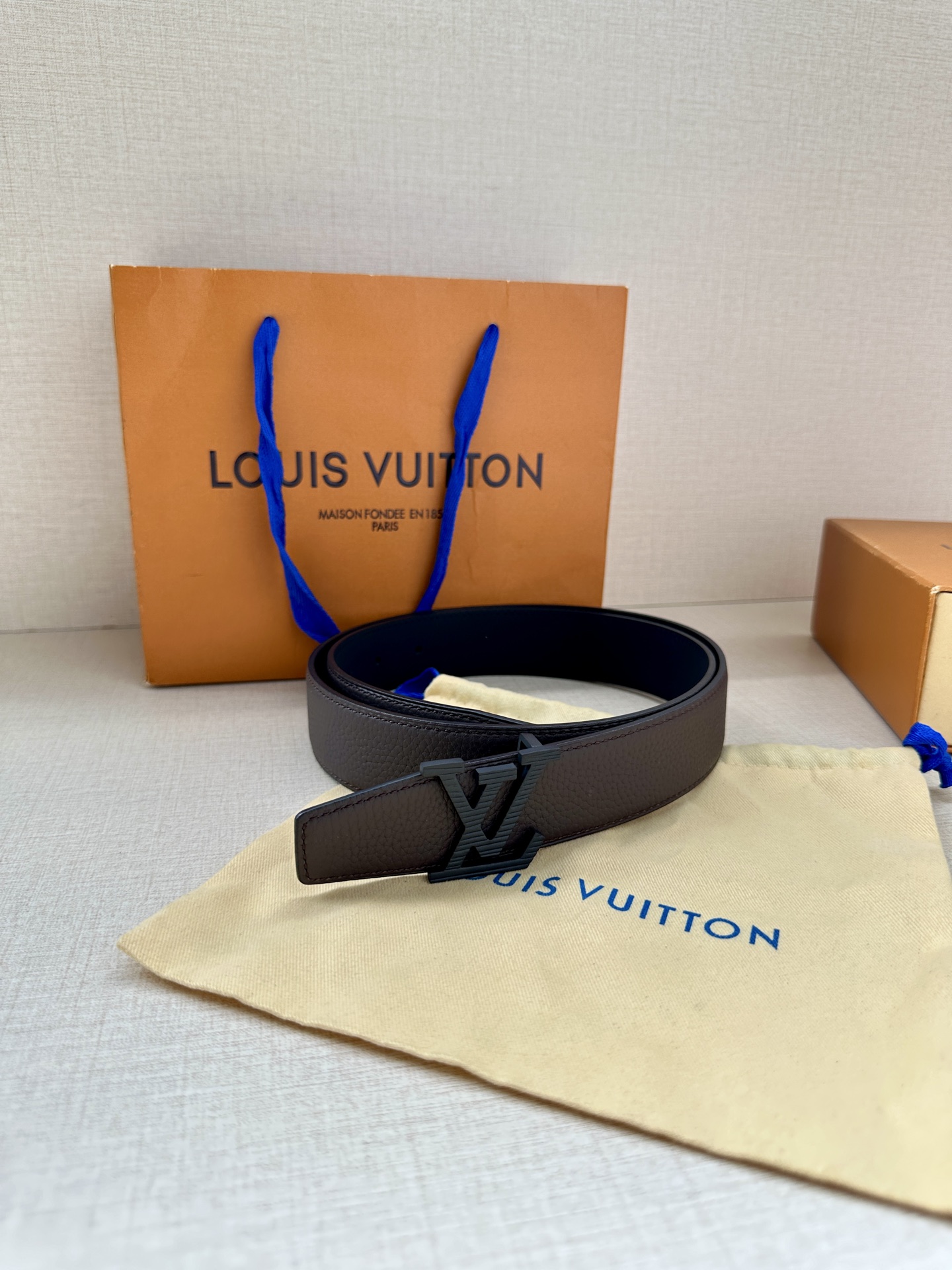  LV Heritage 双面腰带3.4宽 选取粒面皮革和纳帕皮革 新款3层LV 搭扣。微弧形边缘和摩登