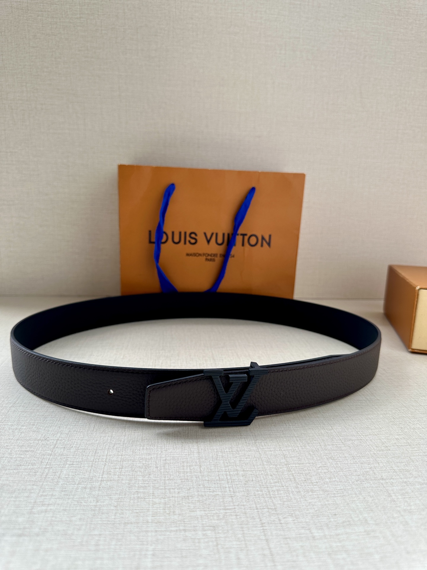  LV Heritage 双面腰带3.4宽 选取粒面皮革和纳帕皮革 新款3层LV 搭扣。微弧形边缘和摩登