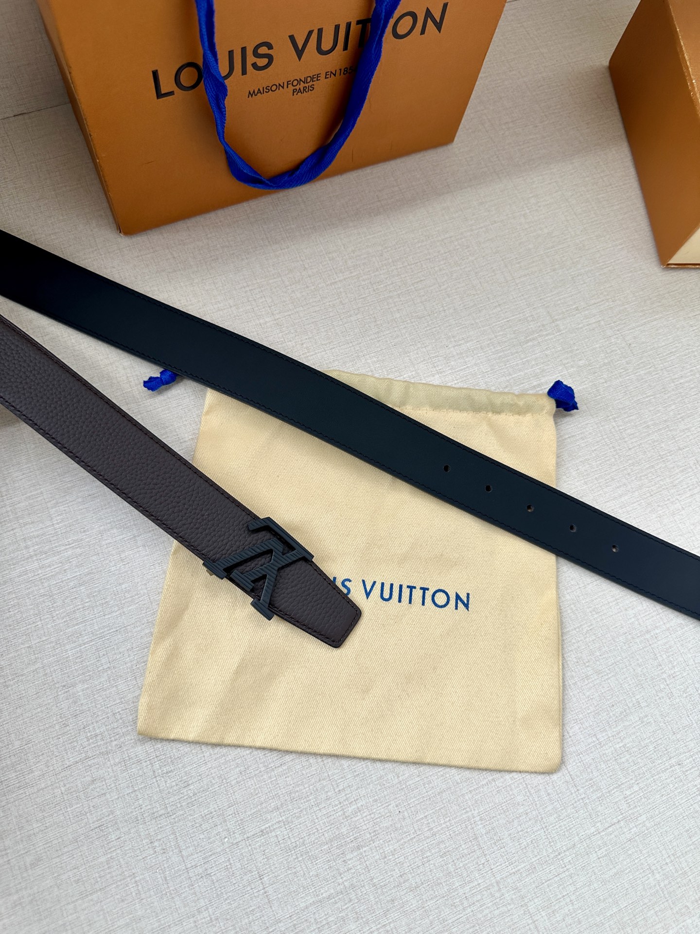  LV Heritage 双面腰带3.4宽 选取粒面皮革和纳帕皮革 新款3层LV 搭扣。微弧形边缘和摩登