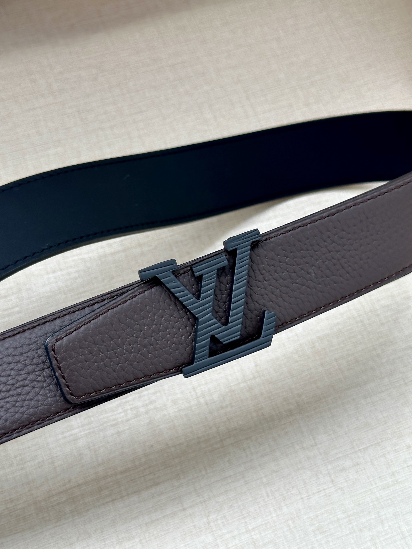  LV Heritage 双面腰带3.4宽 选取粒面皮革和纳帕皮革 新款3层LV 搭扣。微弧形边缘和摩登