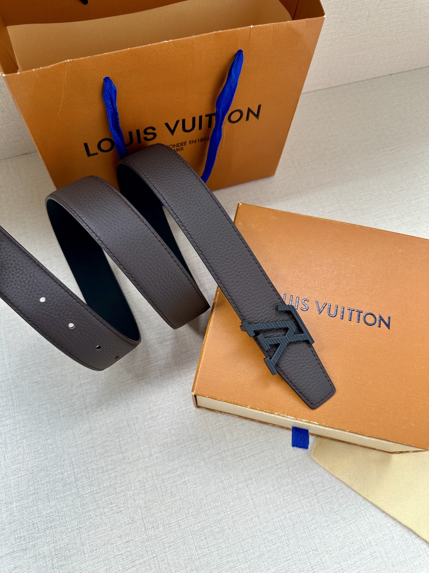  LV Heritage 双面腰带3.4宽 选取粒面皮革和纳帕皮革 新款3层LV 搭扣。微弧形边缘和摩登