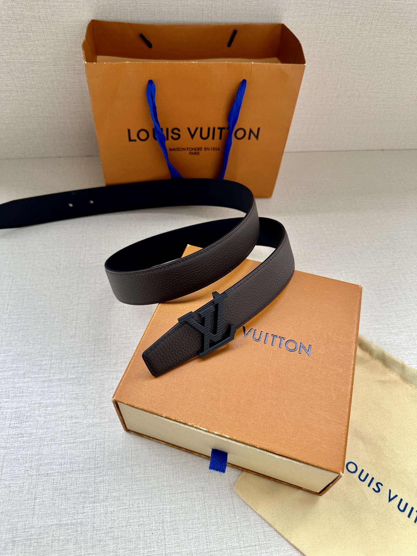  LV Heritage 双面腰带3.4宽 选取粒面皮革和纳帕皮革 新款3层LV 搭扣。微弧形边缘和摩登
