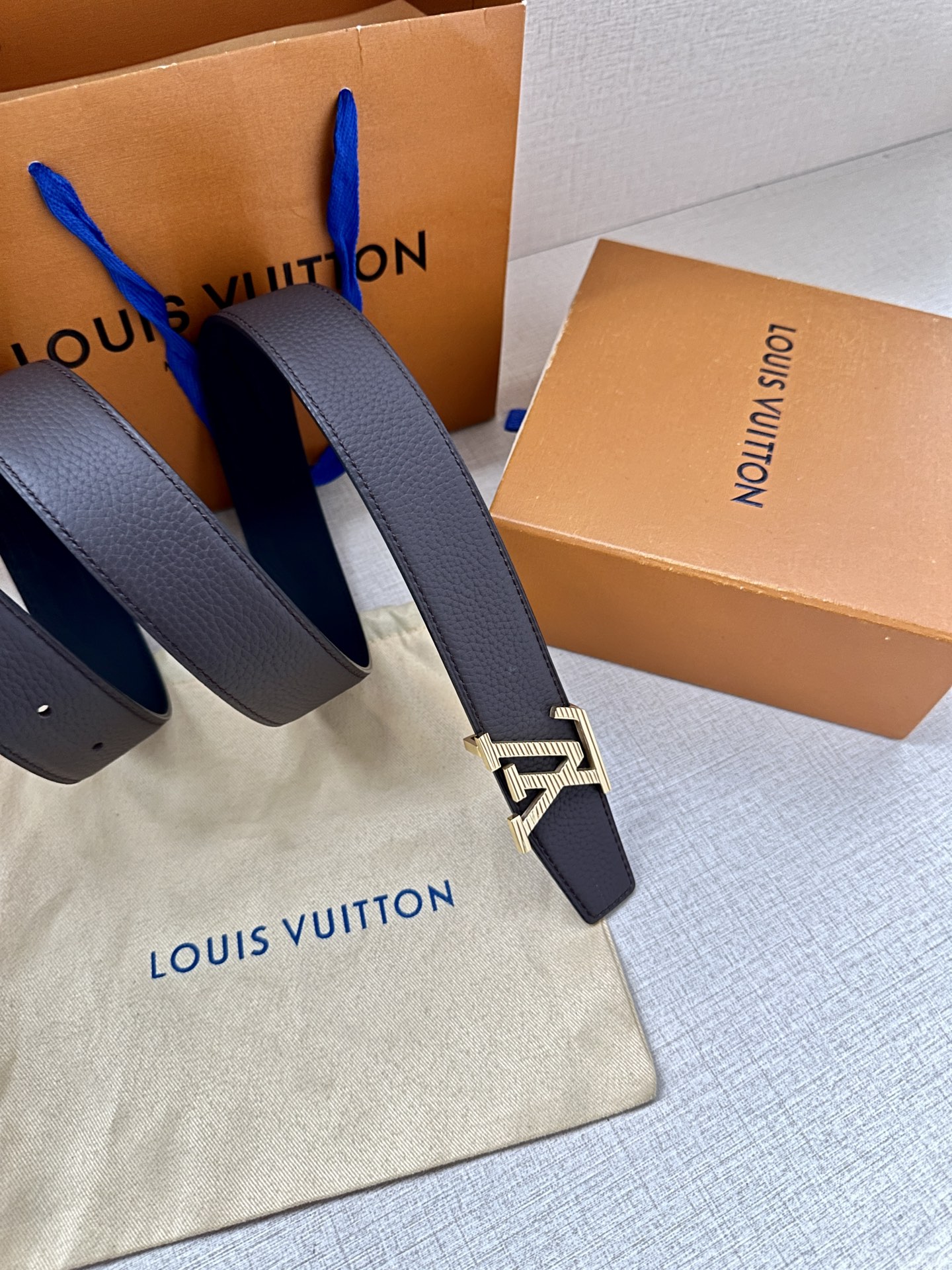  LV Heritage 双面腰带3.4宽 选取粒面皮革和纳帕皮革 新款3层LV 搭扣。微弧形边缘和摩登