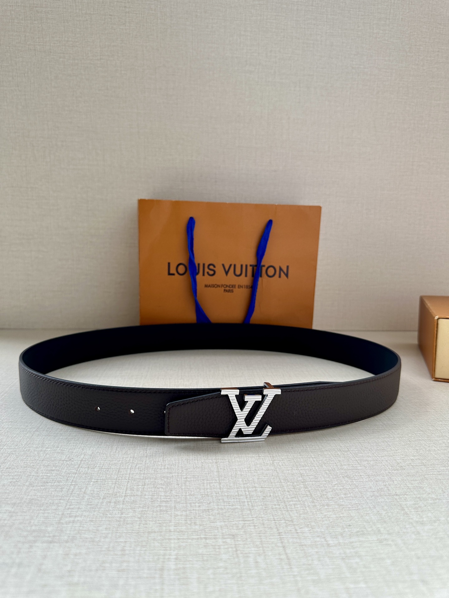  LV Heritage 双面腰带3.4宽 选取粒面皮革和纳帕皮革 新款3层LV 搭扣。微弧形边缘和摩登
