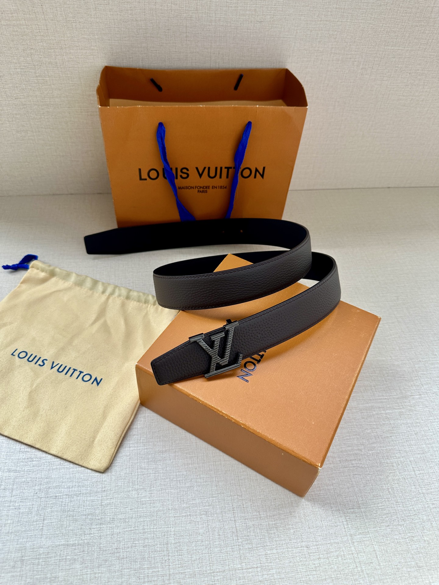  LV Heritage 双面腰带3.4宽 选取粒面皮革和纳帕皮革 新款3层LV 搭扣。微弧形边缘和摩登