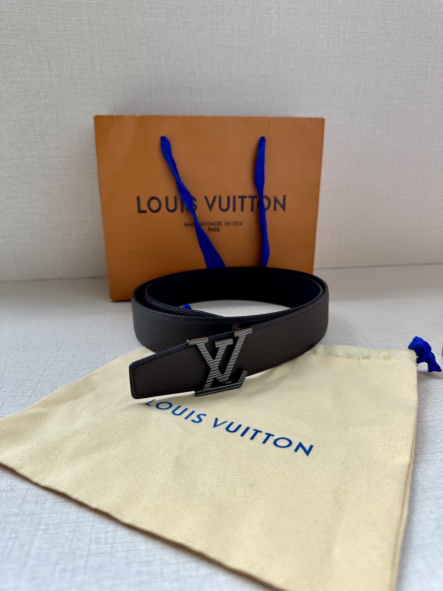  LV Heritage 双面腰带3.4宽 选取粒面皮革和纳帕皮革 新款3层LV 搭扣。微弧形边缘和摩登