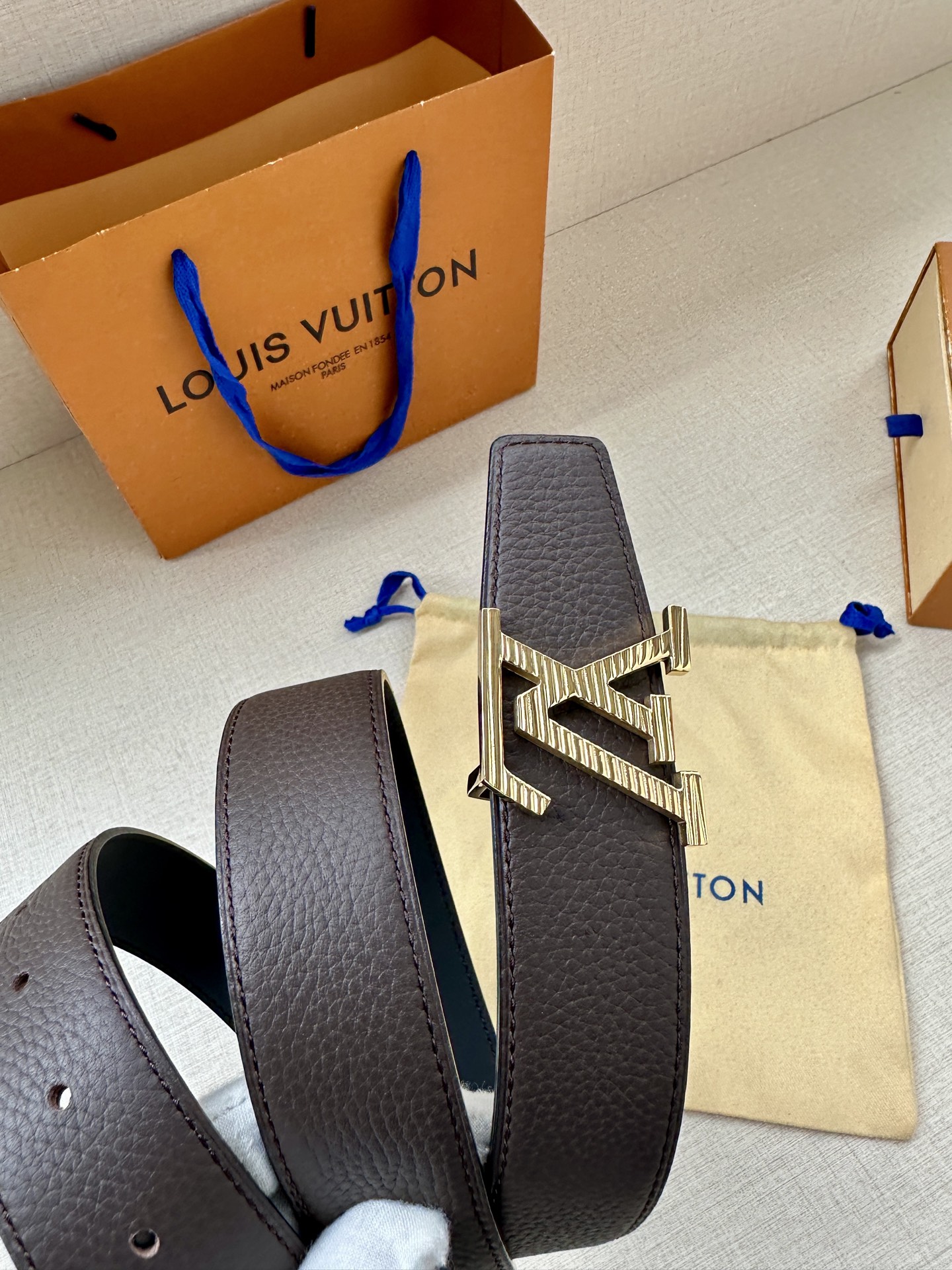  LV Heritage 双面腰带3.4宽 选取粒面皮革和纳帕皮革 新款3层LV 搭扣。微弧形边缘和摩登