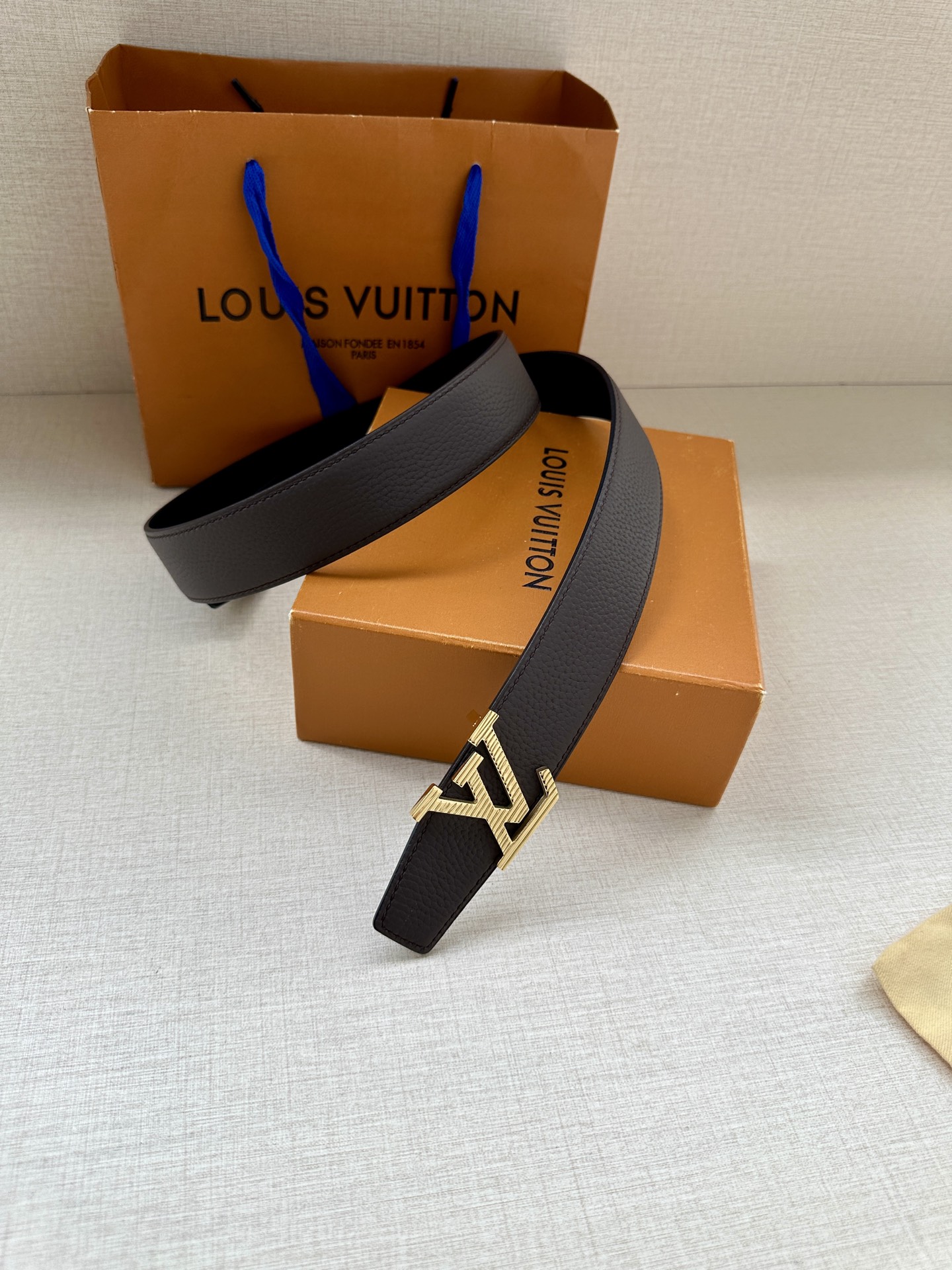  LV Heritage 双面腰带3.4宽 选取粒面皮革和纳帕皮革 新款3层LV 搭扣。微弧形边缘和摩登