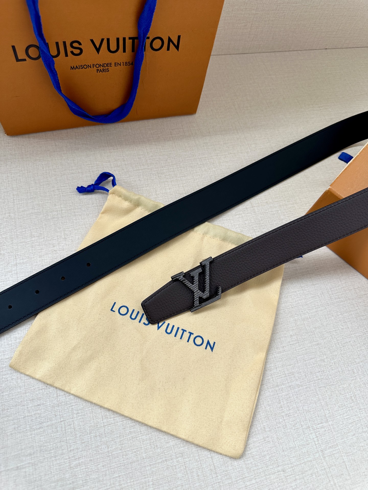  LV Heritage 双面腰带3.4宽 选取粒面皮革和纳帕皮革 新款3层LV 搭扣。微弧形边缘和摩登