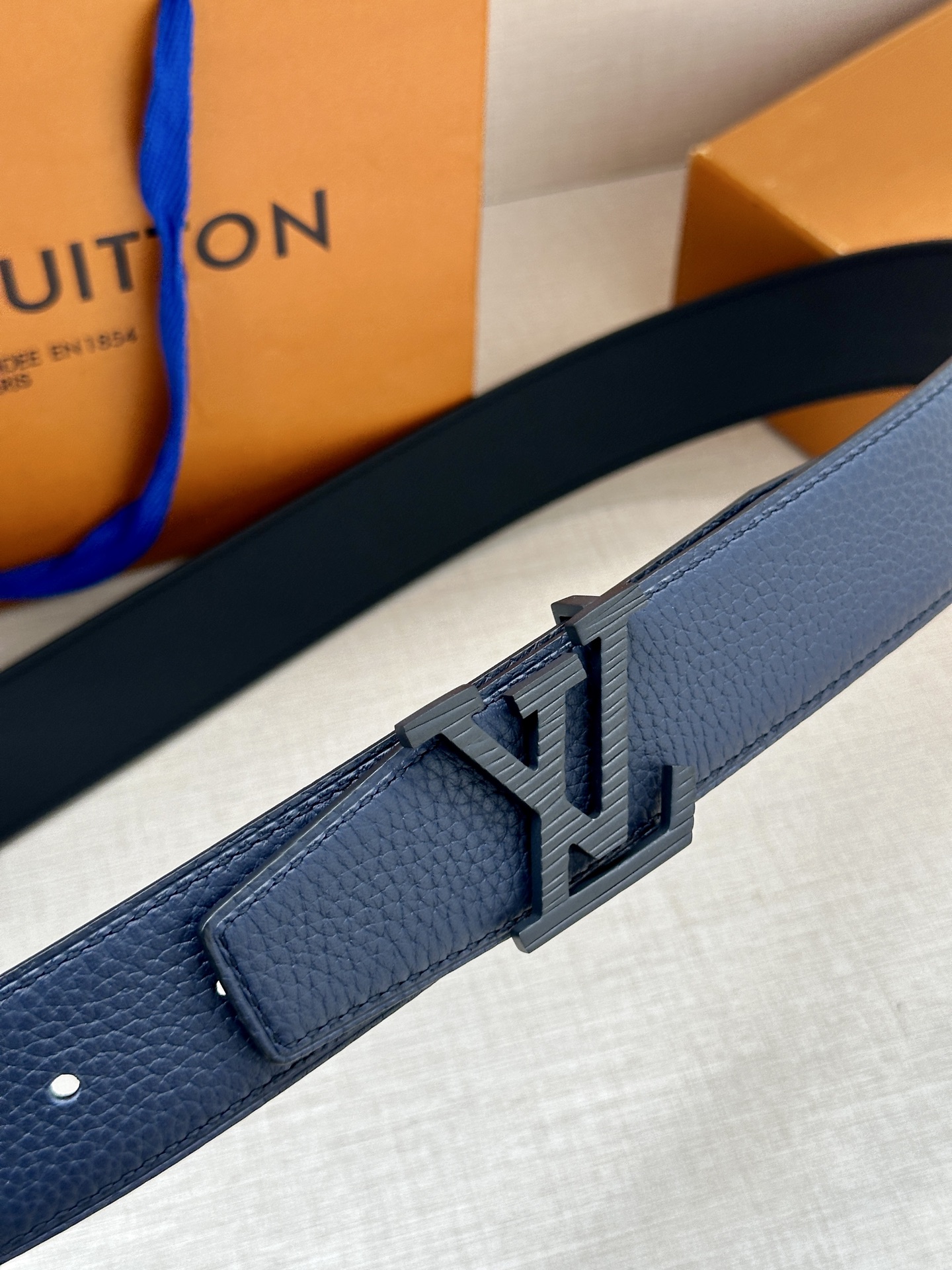  LV Heritage 双面腰带3.4宽 选取粒面皮革和纳帕皮革 新款3层LV 搭扣。微弧形边缘和摩登