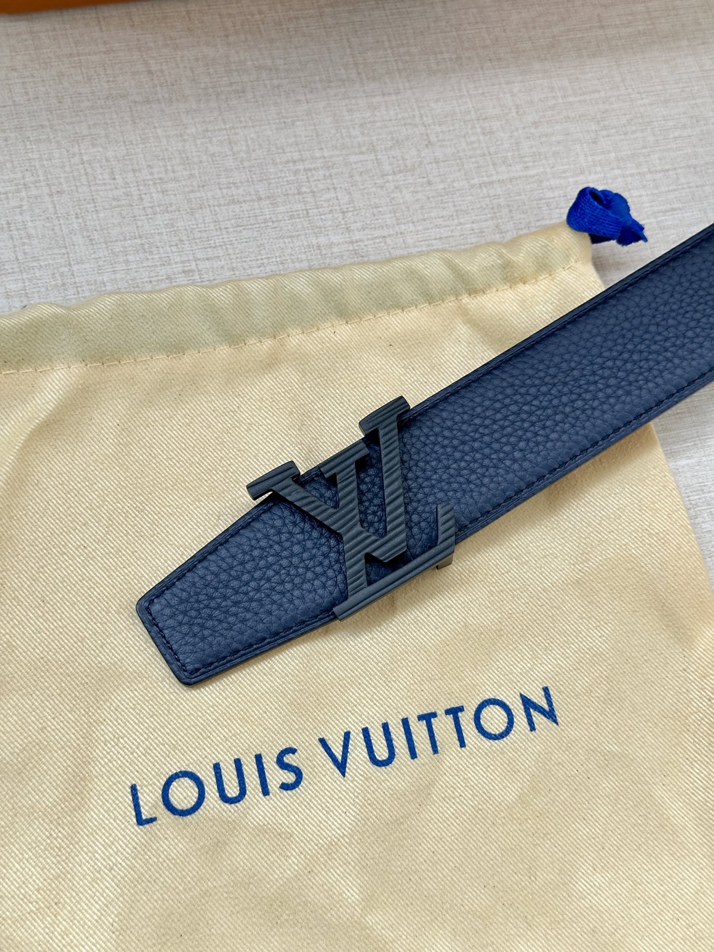  LV Heritage 双面腰带3.4宽 选取粒面皮革和纳帕皮革 新款3层LV 搭扣。微弧形边缘和摩登