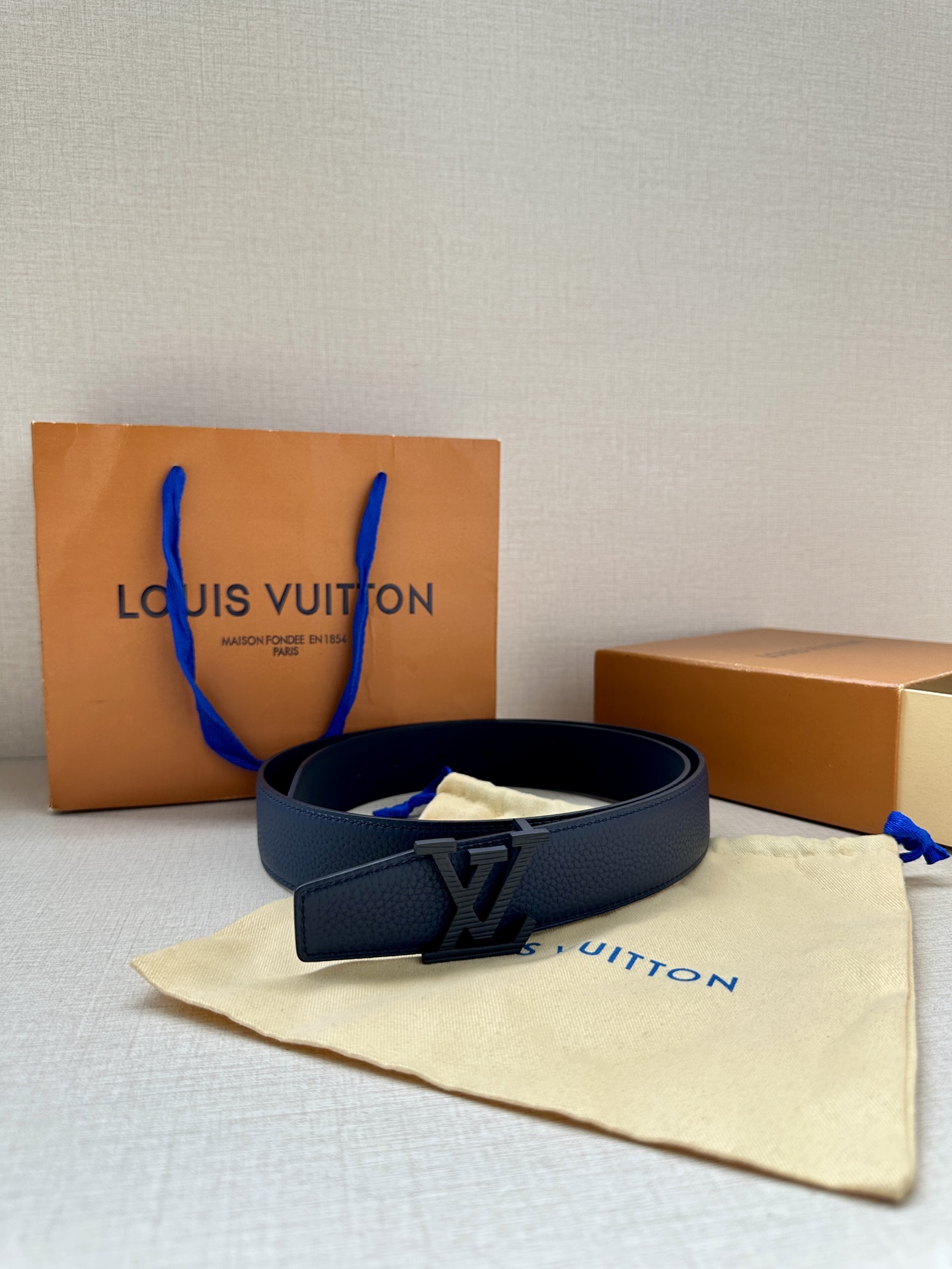  LV Heritage 双面腰带3.4宽 选取粒面皮革和纳帕皮革 新款3层LV 搭扣。微弧形边缘和摩登