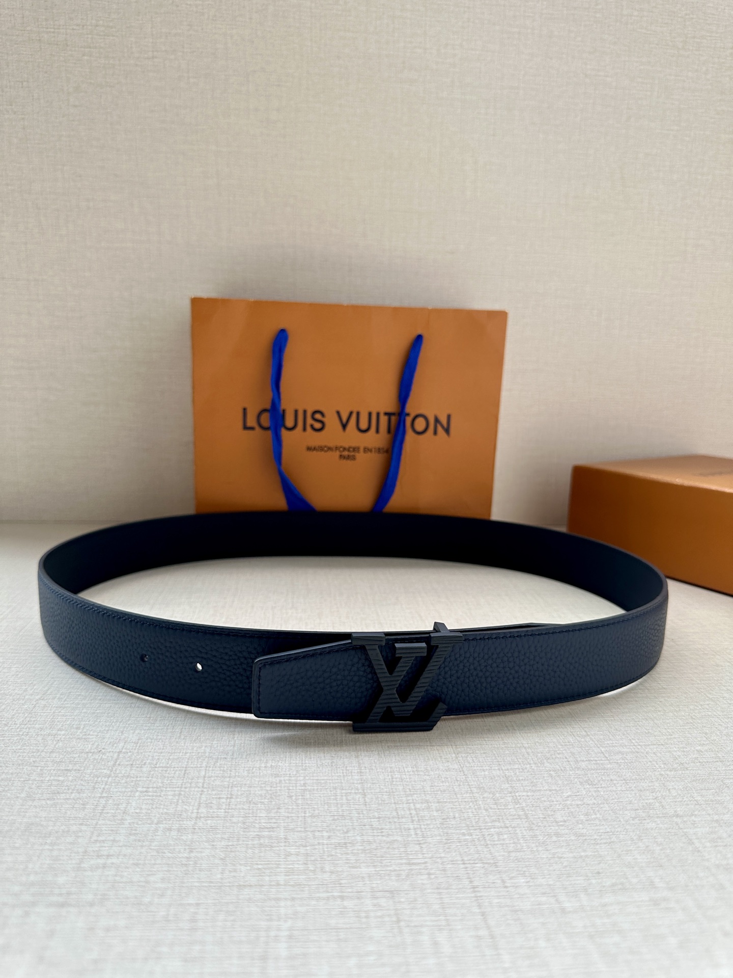  LV Heritage 双面腰带3.4宽 选取粒面皮革和纳帕皮革 新款3层LV 搭扣。微弧形边缘和摩登