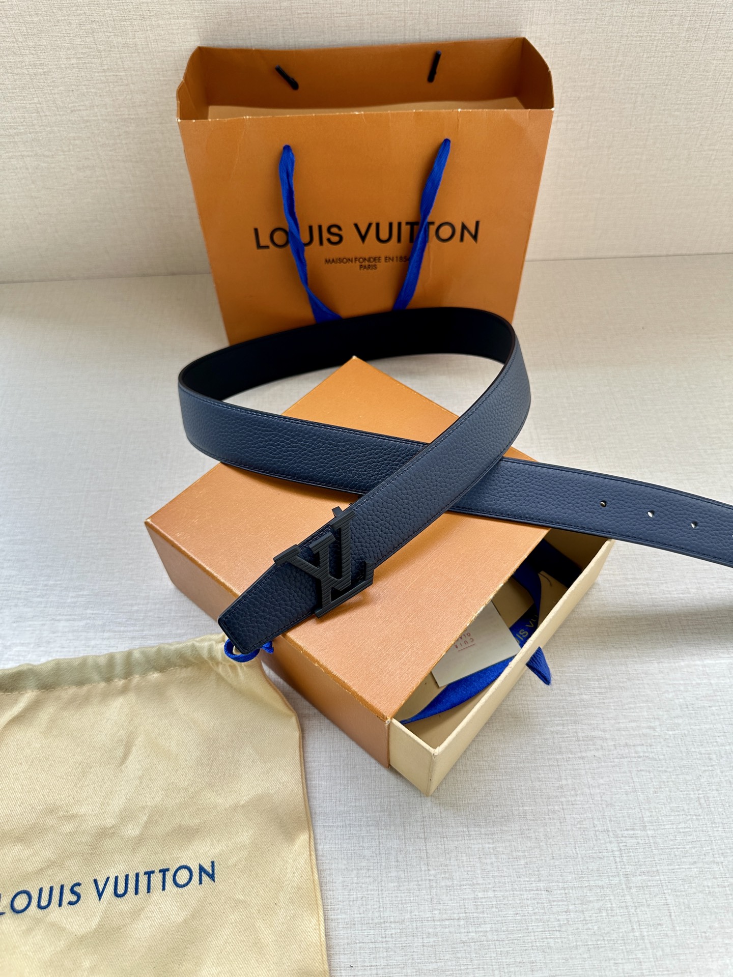  LV Heritage 双面腰带3.4宽 选取粒面皮革和纳帕皮革 新款3层LV 搭扣。微弧形边缘和摩登