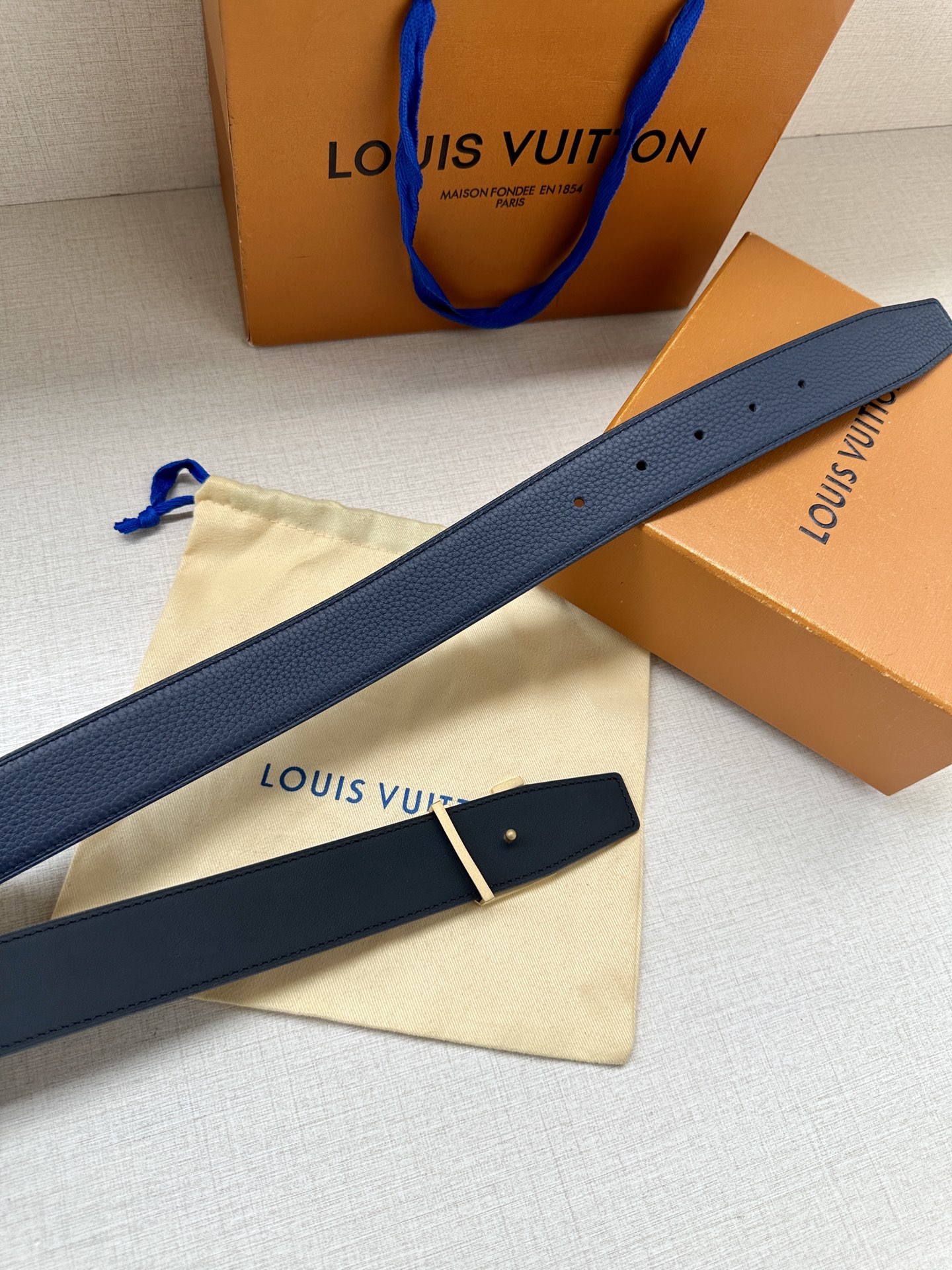  LV Heritage 双面腰带3.4宽 选取粒面皮革和纳帕皮革 新款3层LV 搭扣。微弧形边缘和摩登
