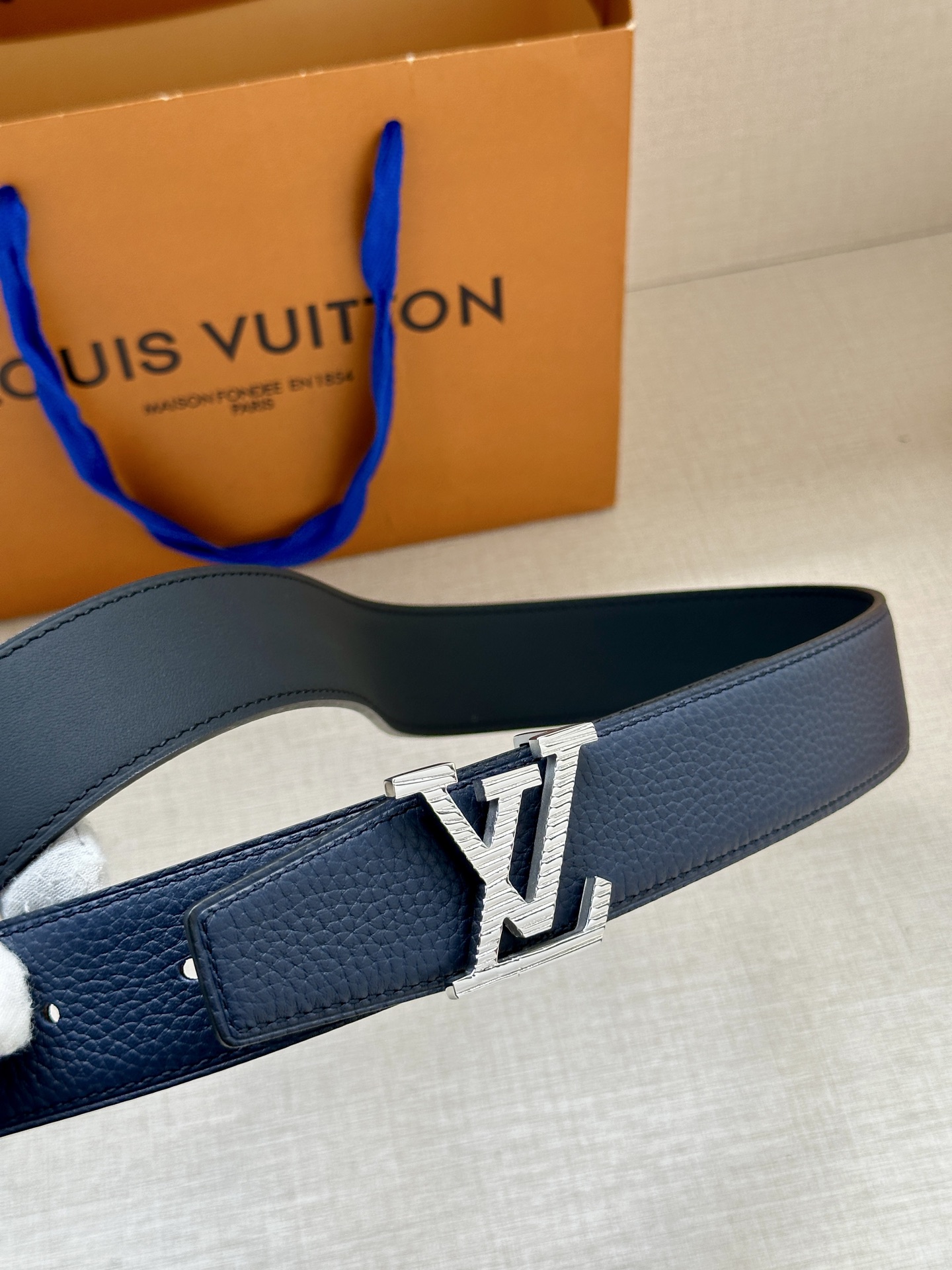  LV Heritage 双面腰带3.4宽 选取粒面皮革和纳帕皮革 新款3层LV 搭扣。微弧形边缘和摩登
